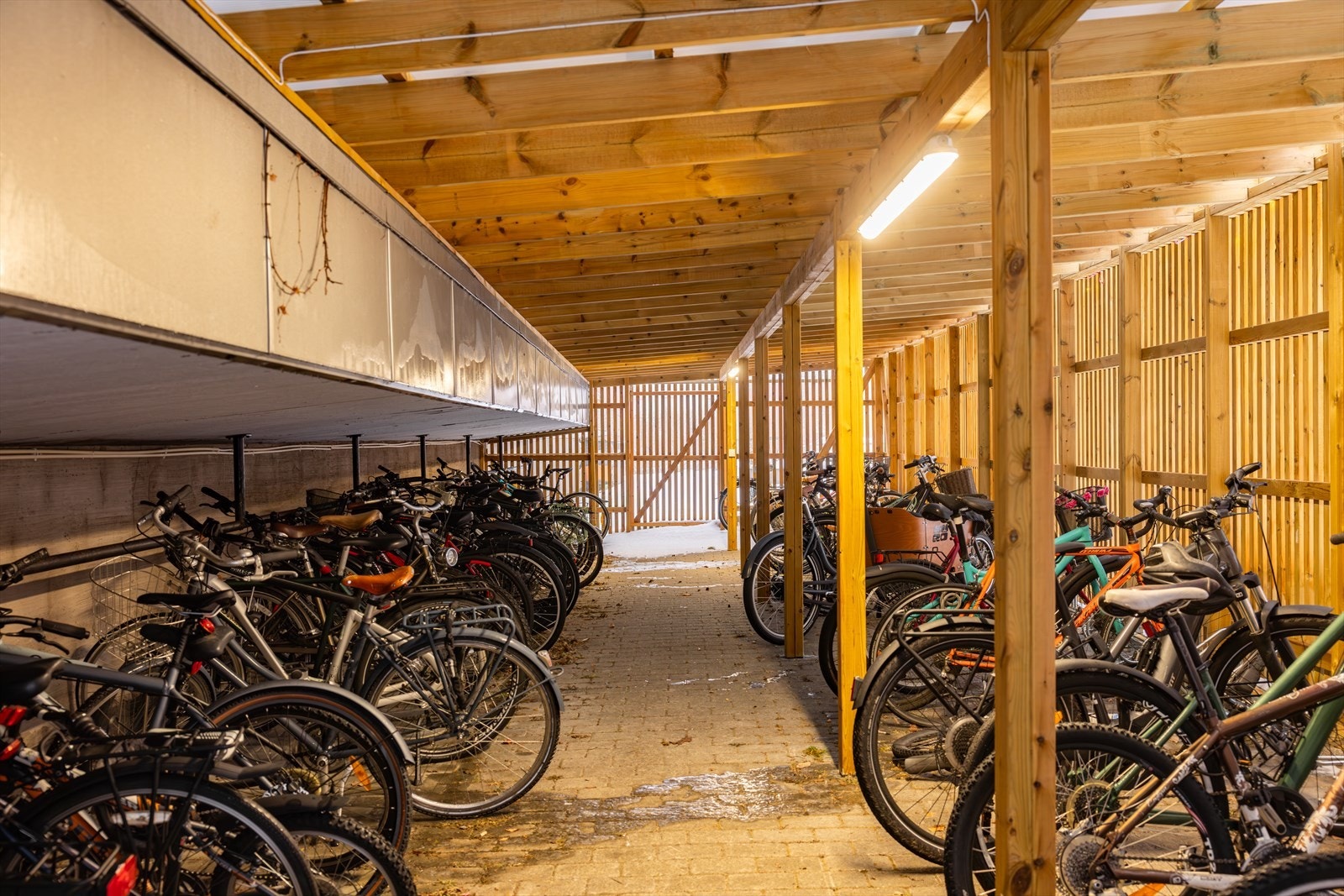 Borettslaget har en stor felles sykkelbod med god plass til oppbevaring av flere sykler Galleribilde