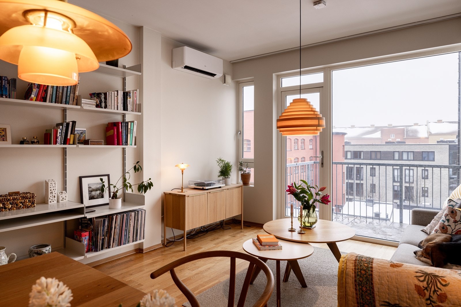 Stuen er romslig og lett å innrede etter eget ønske og med god plass til tilhørende møbler. Galleribilde