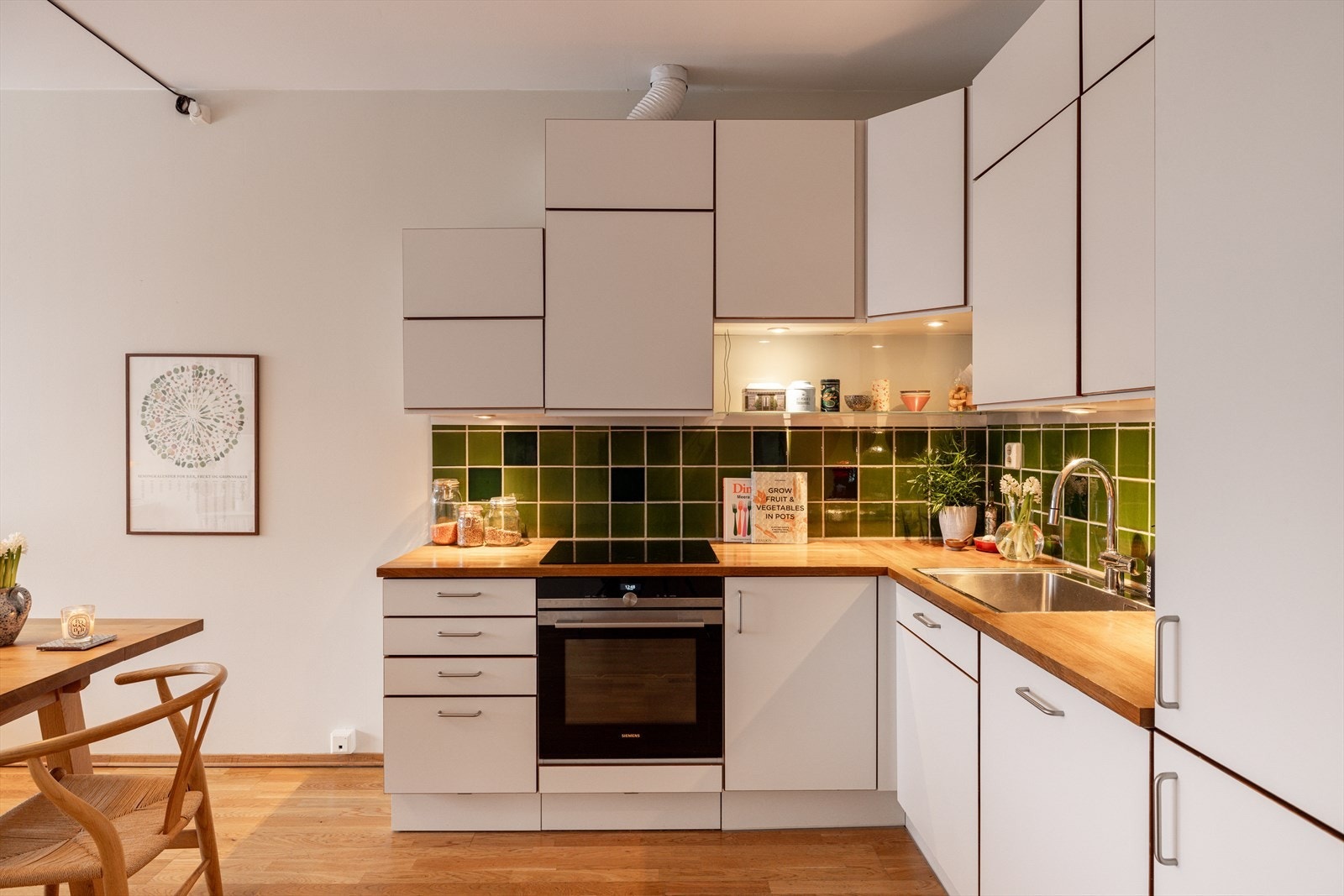 Innredningen består av nedfelt stålvask og integrerte hvitevarer som stekeovn, oppvaskmaskin og kjøl/fryseskap Galleribilde