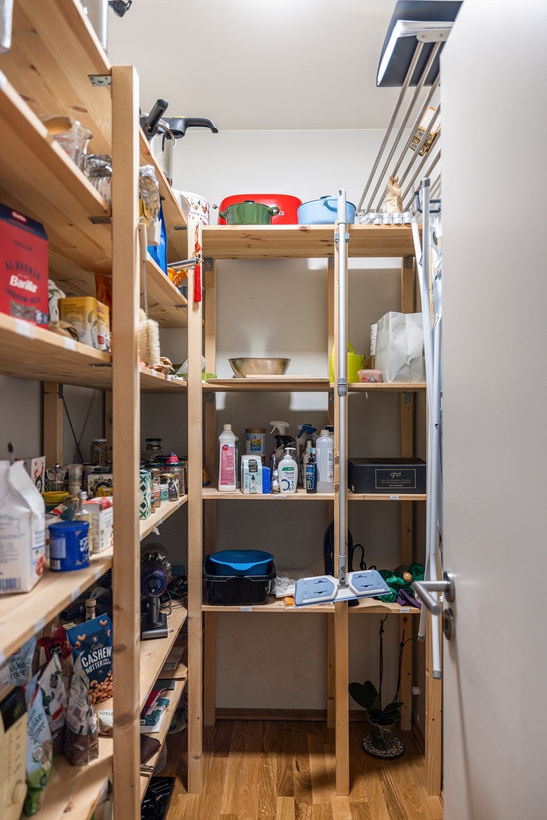 Leiligheten har en superpraktisk bod med god oppbevaringsplass til de man måtte ønske. Galleribilde