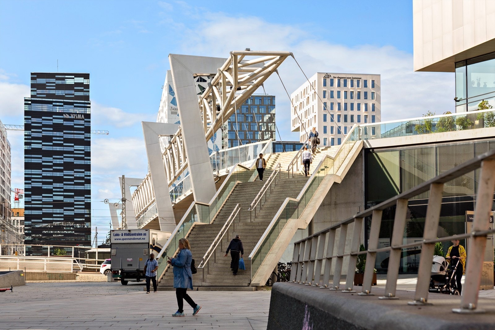 Gangavstand ned til Bjørvika med flotte restauranter, cafeer, Operastranda og Sørenga sjøbad. Galleribilde