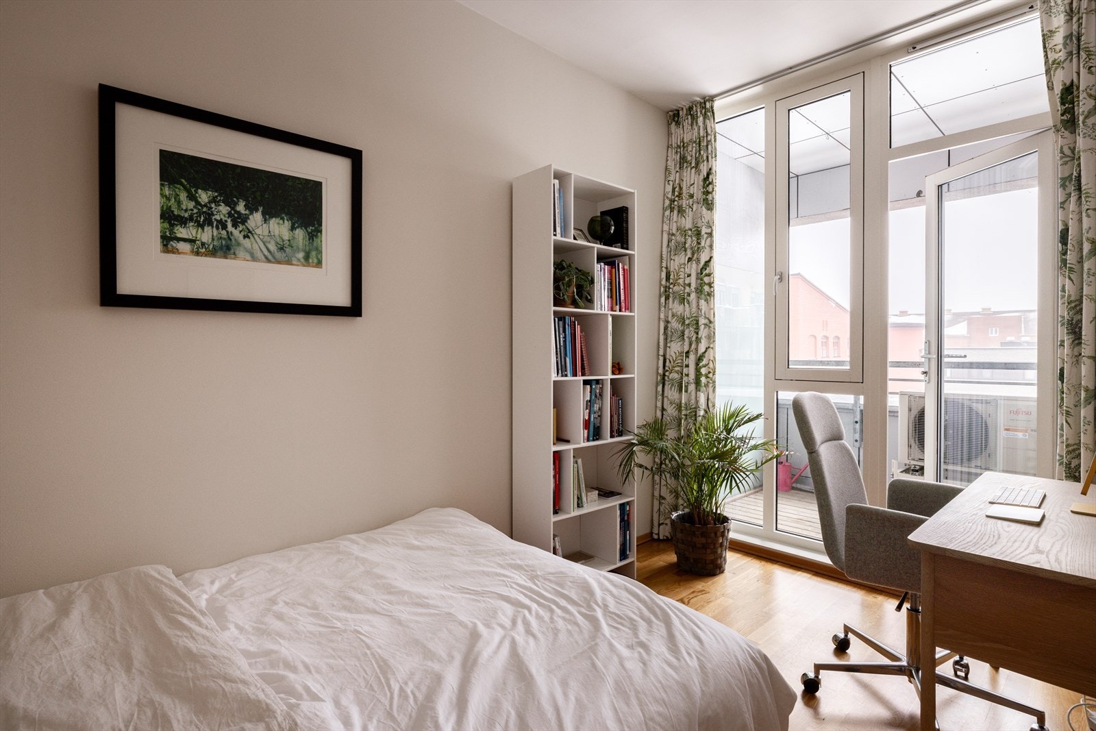 Soverommet har store vinduer som slipper inn godt med dagslys og direkte adkomst til en trivelig balkong. Galleribilde