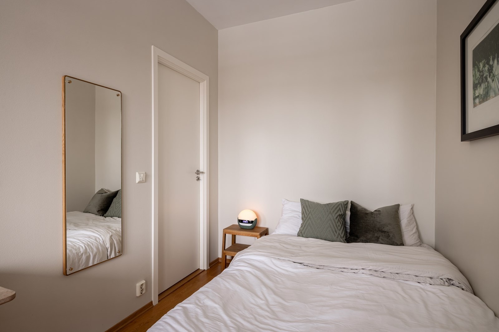 Soverom nr. 2 er lyst og luftig med god plass til seng og nattbord. Galleribilde