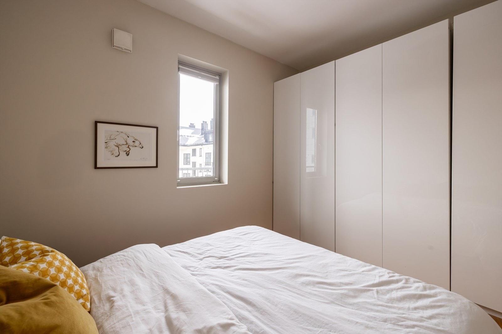 Her er det god plass til dobbeltseng og nattbord, og et praktisk garderobeskap med god oppbevaringsplass. Galleribilde