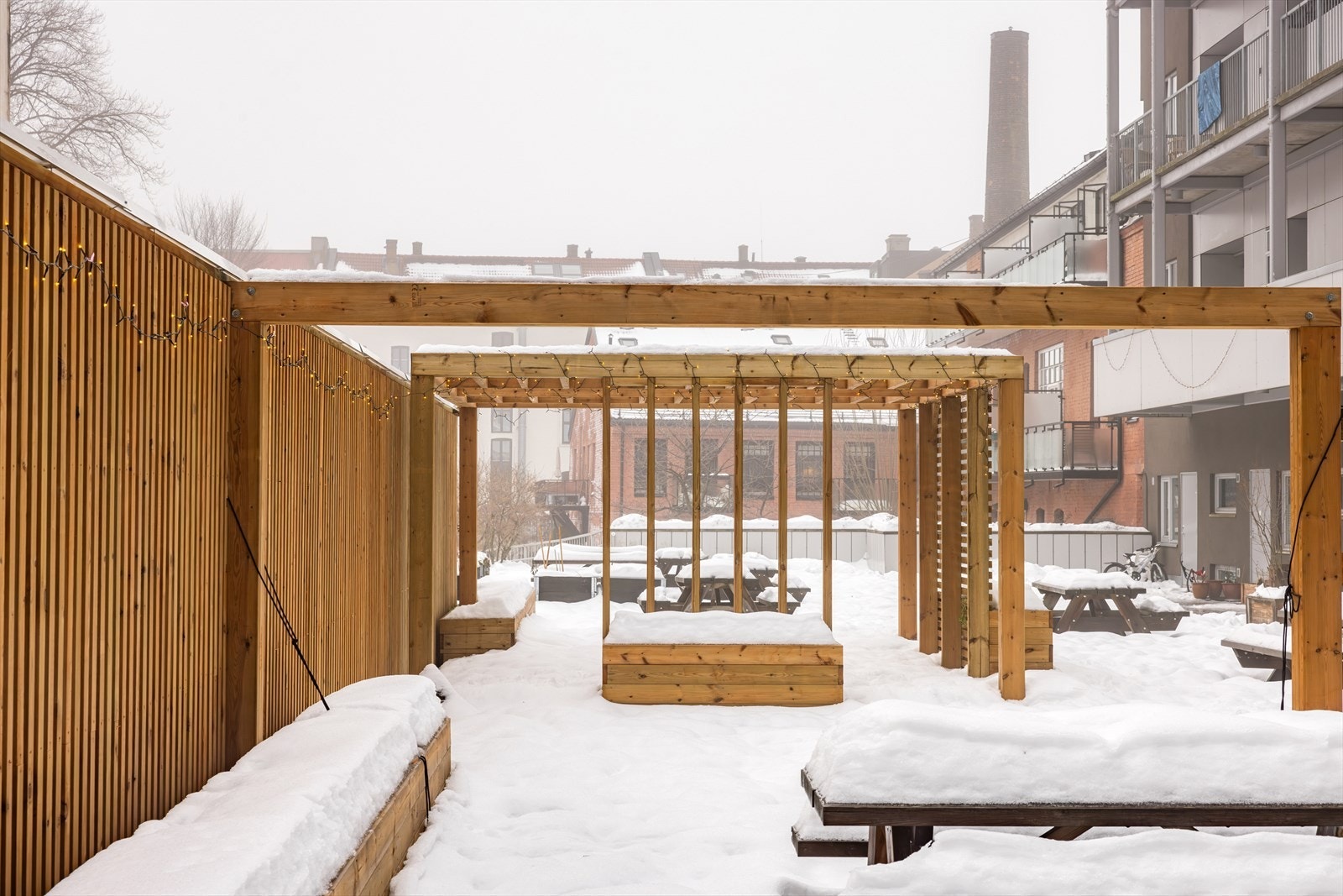 Bakgården består av flere sittegrupper og en pergola, perfekt sted å nyte koselige stunder sammen med venner, familie og gode naboer. Galleribilde