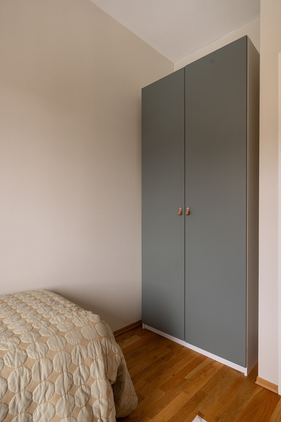 Praktisk soverom med garderobeløsning som gir godt med oppbevaringsplass og et ryddig uttrykk Galleribilde