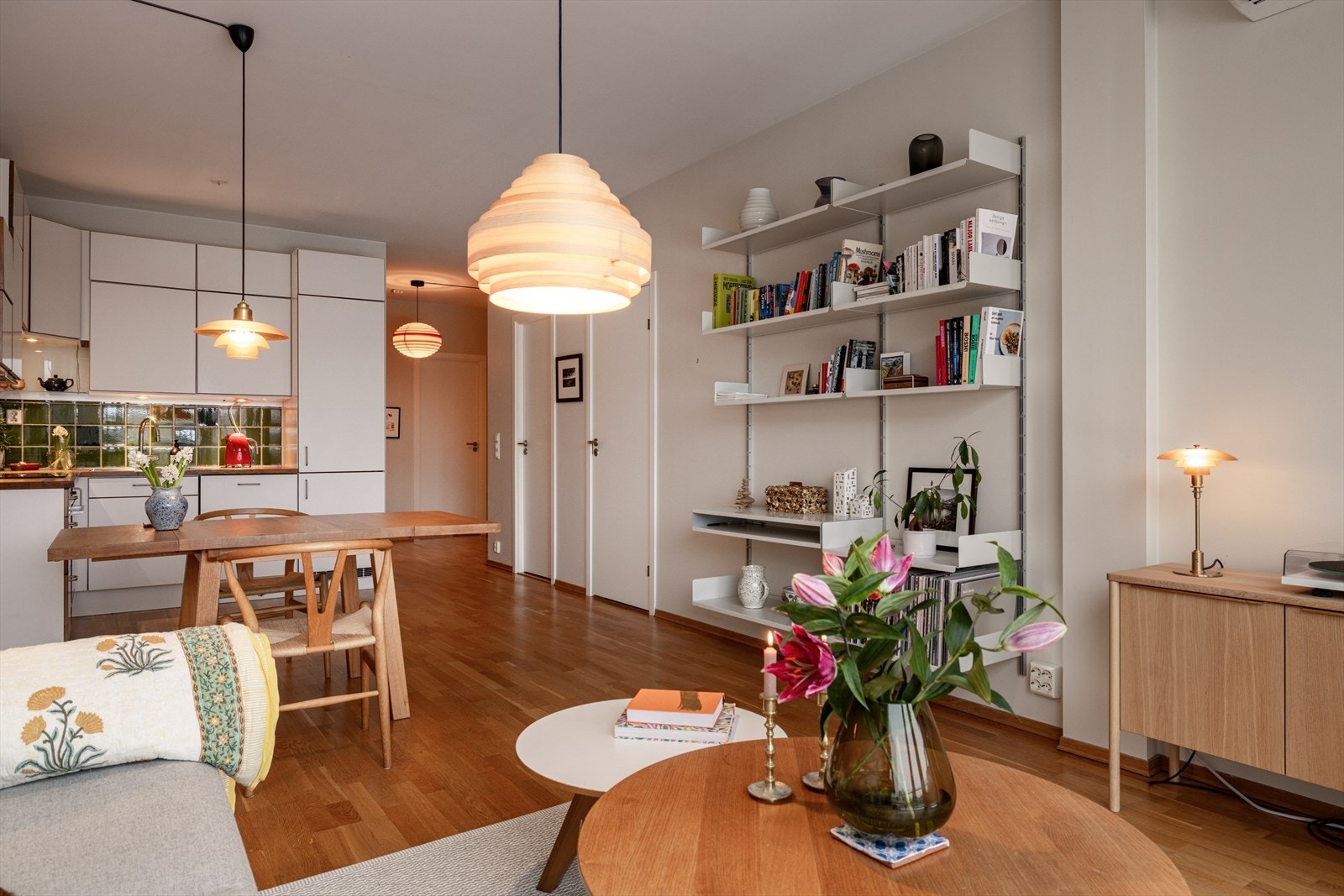 Åpen og sosial planløsning som knytter kjøkken og stue sammen - perfekt for hyggelige middager og samvær med familie og venner. Galleribilde