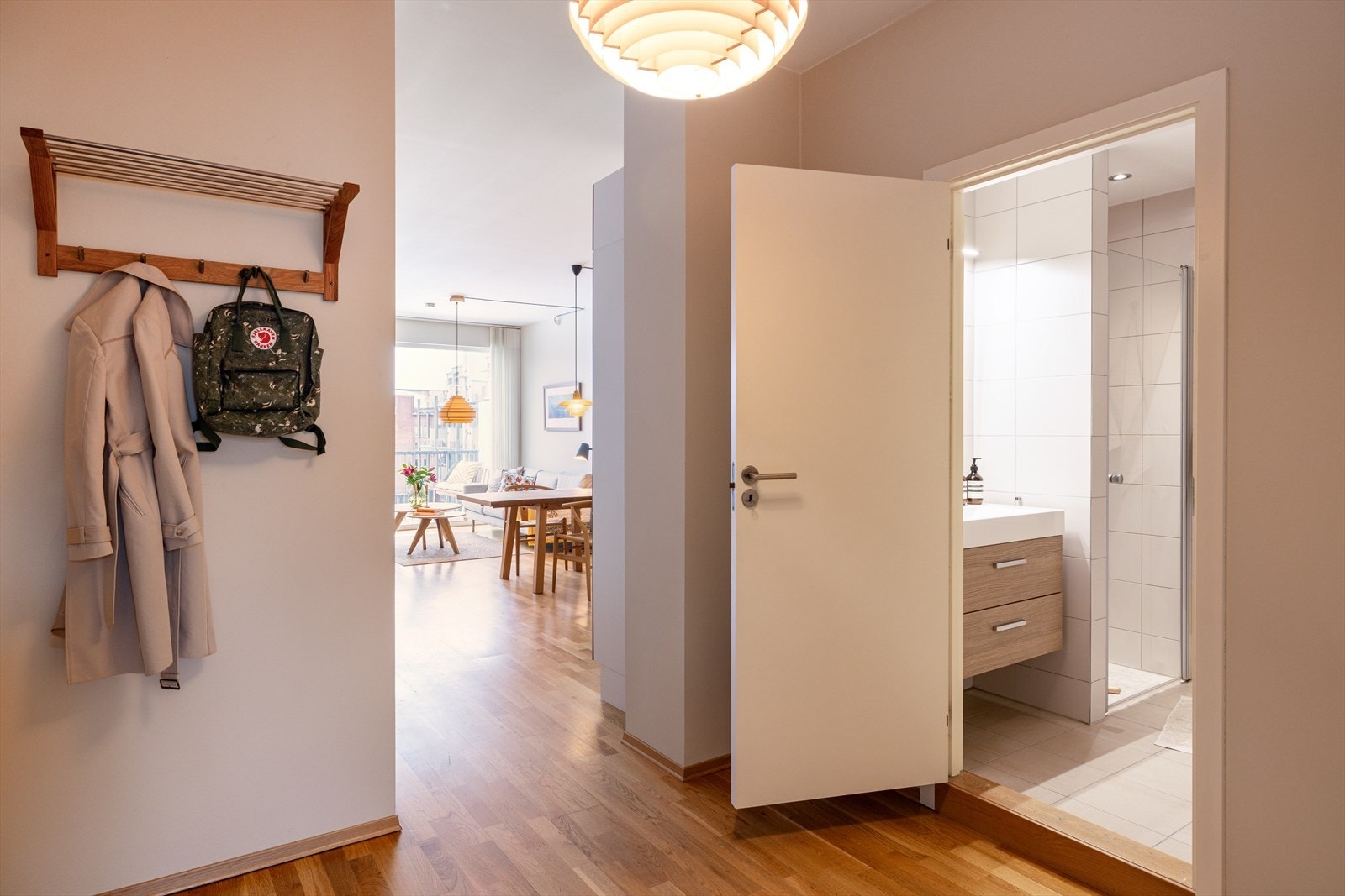 Videre inn i leiligheten er det også oppheng til jakker og plass til å legge fra seg sko. Galleribilde