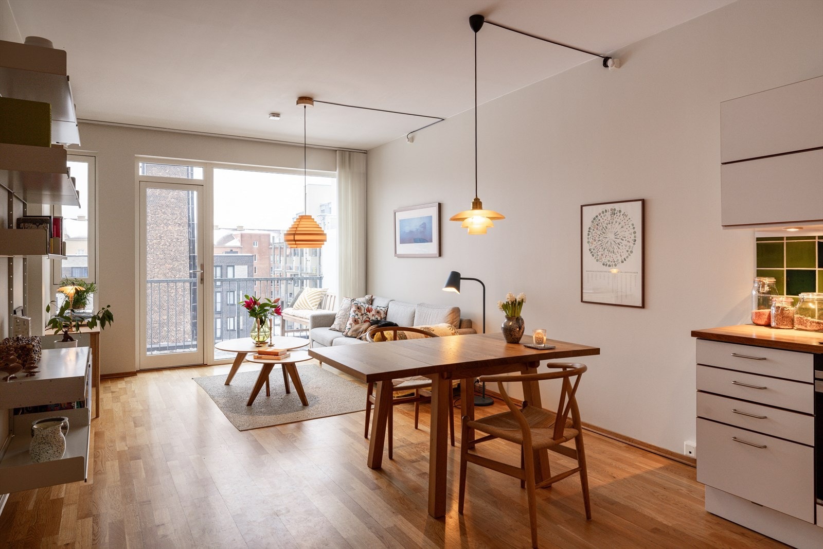 Stuen er malt i en delikat farge med et flott parkettgulv. Galleribilde