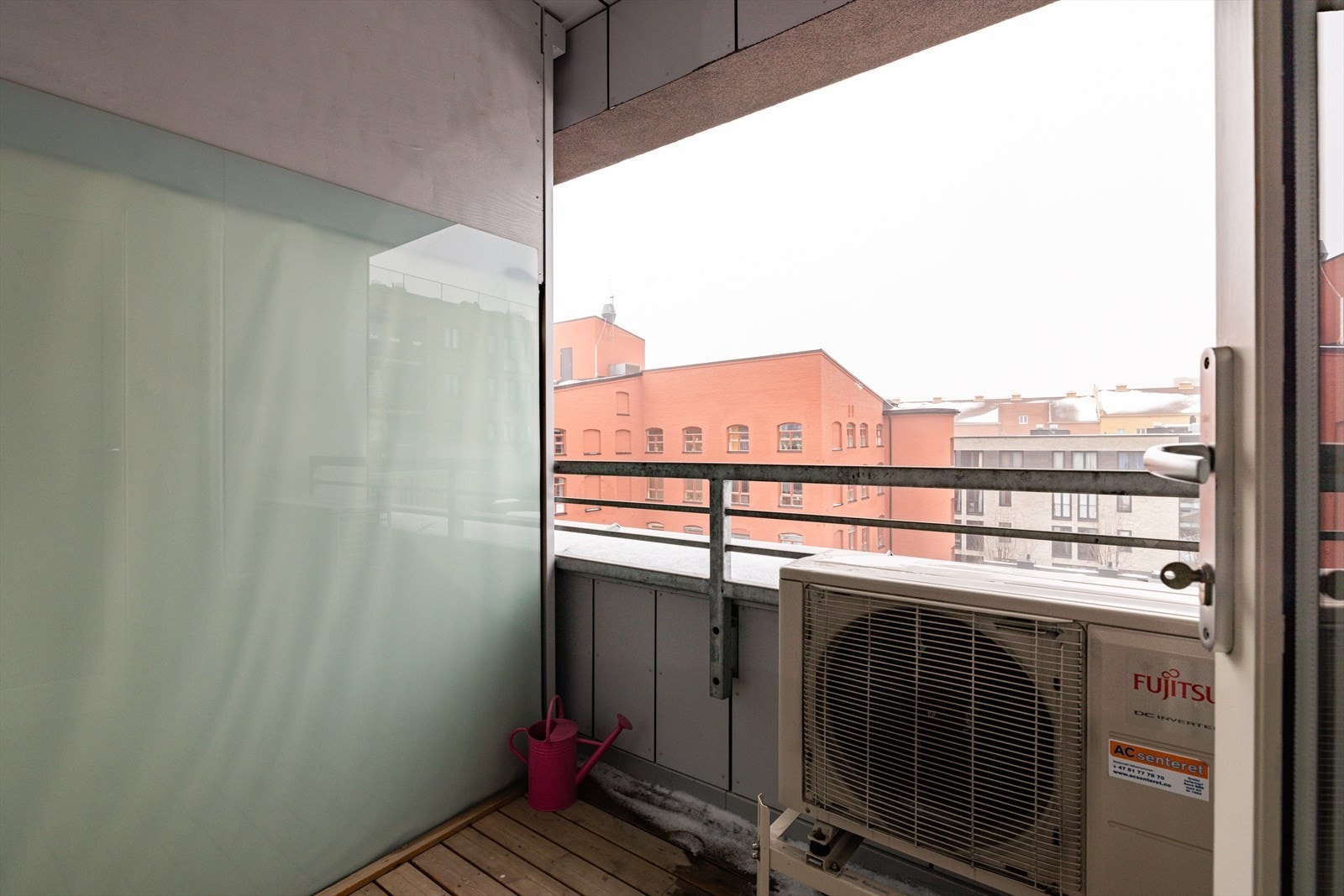 En hyggelig balkong på 3 kvm, som gir ekstra uteplass og perfekt for å nyte en kopp kaffe eller litt frisk luft. Galleribilde