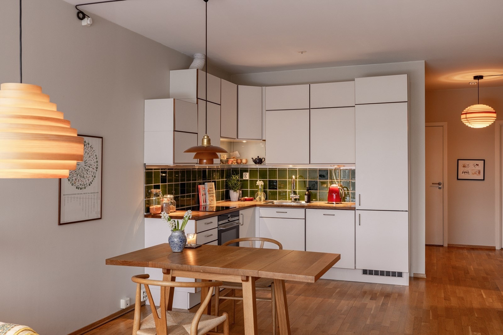 Leiligheten har en innholdsrik og gjennomgående planløsning med to balkonger, åpen stue- og kjøkkenløsning, 3 soverom, og bad Galleribilde