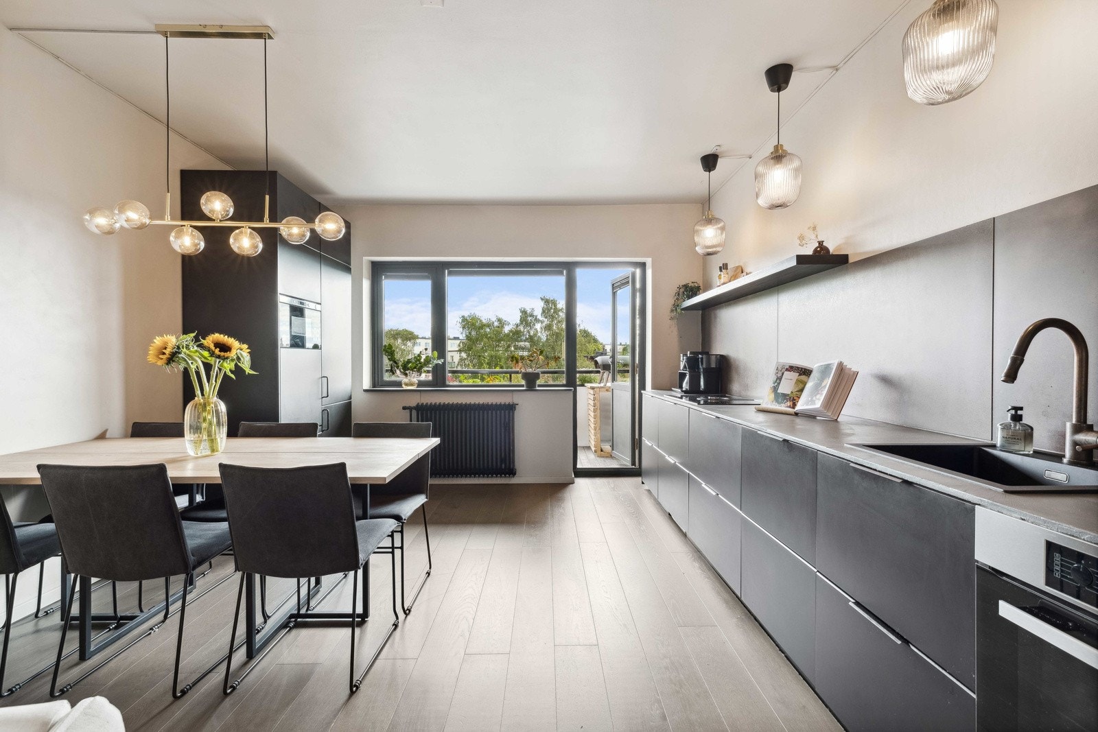 Kjøkkenet ligger i en åpen løsning. Galleribilde