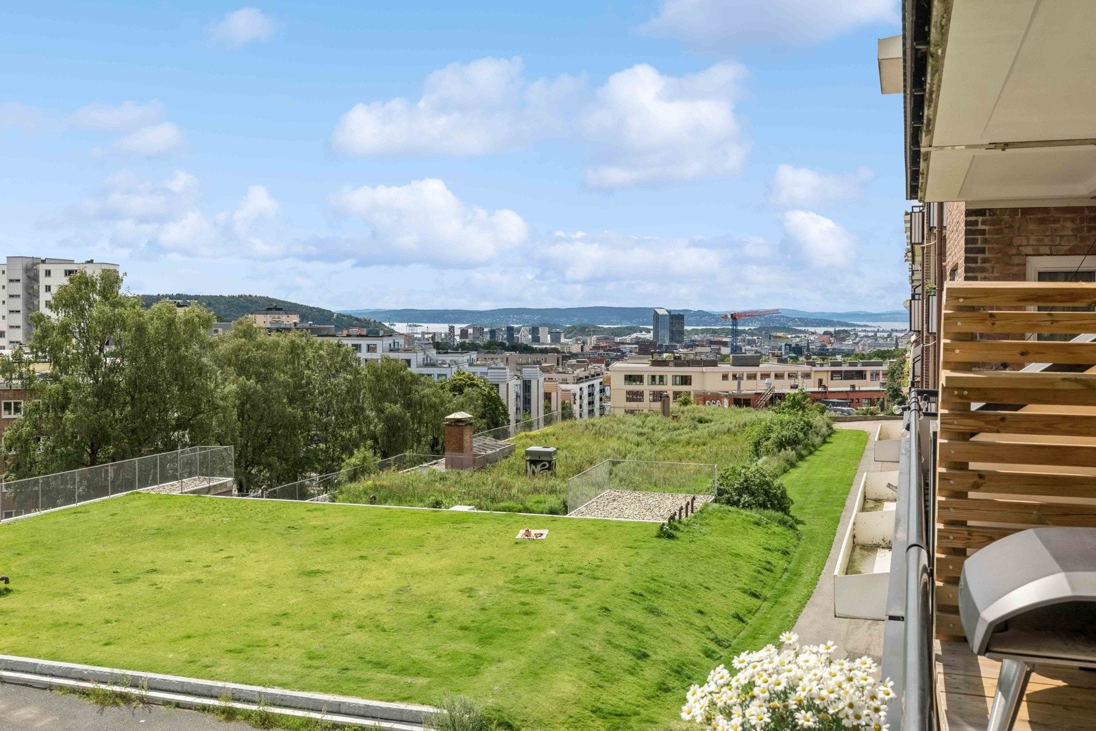 Balkongen føles som en forlengelse av stuen på sommerstid. Galleribilde