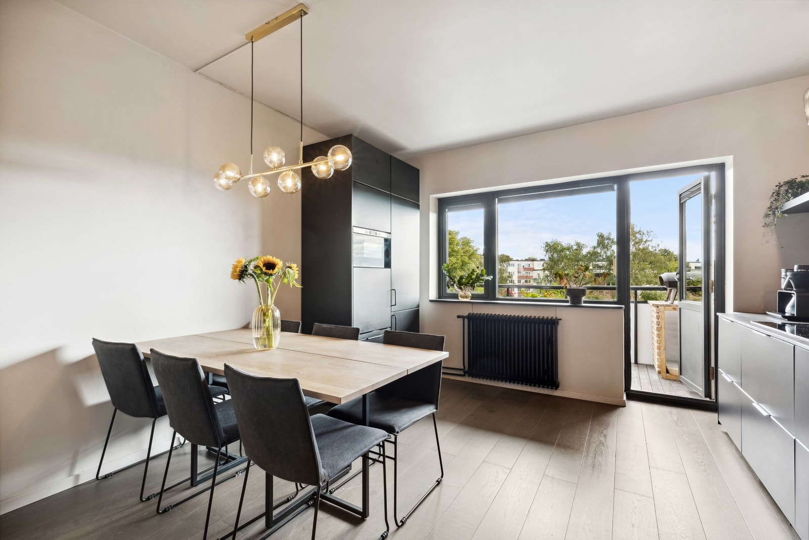 Stuen deles naturlig inn i flere soner og gir god plass til spisebord for hele familien. Galleribilde