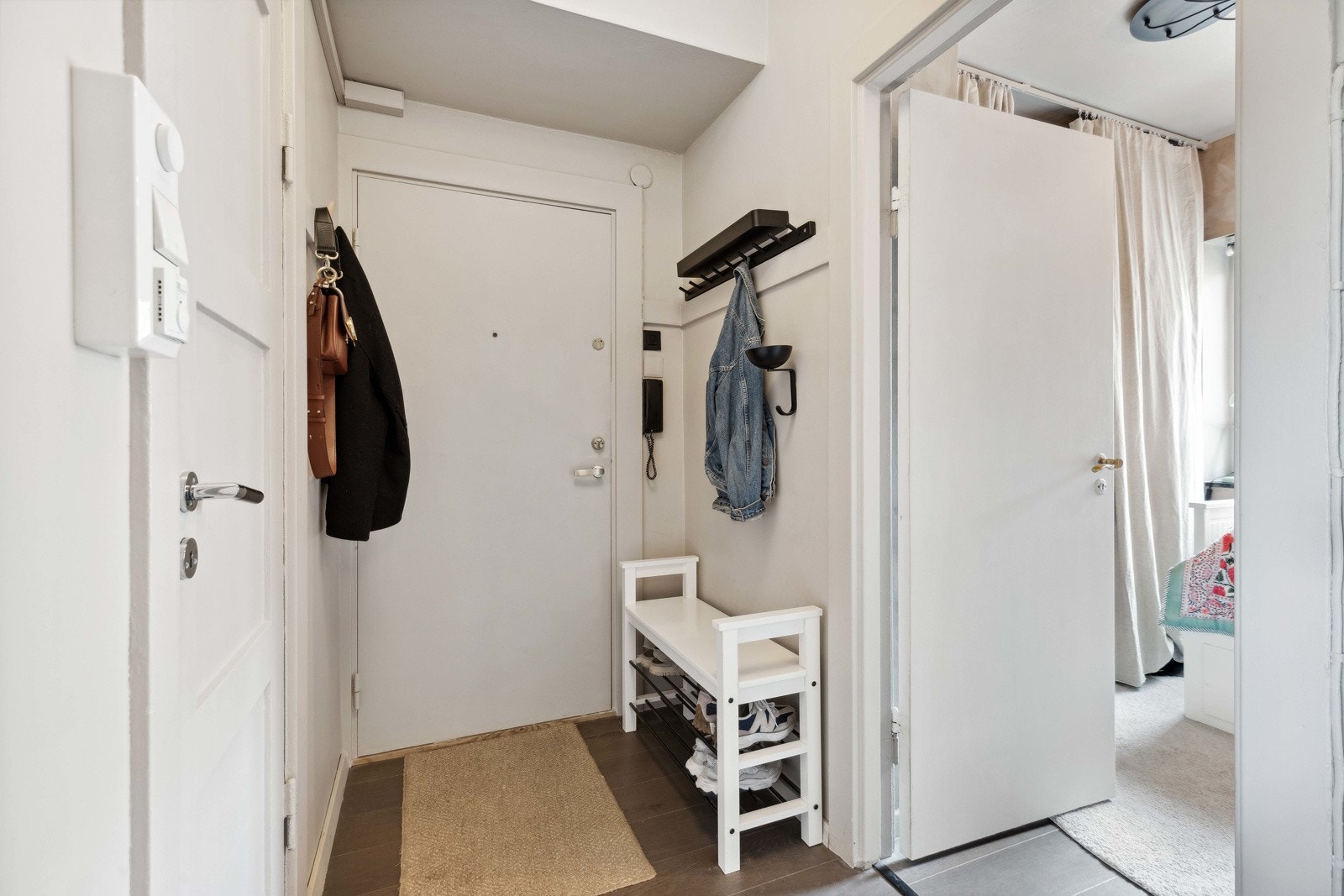 Velkommen inn! Inngangspartiet gir godt med plass til å sette fra seg yttertøy og sko. Galleribilde