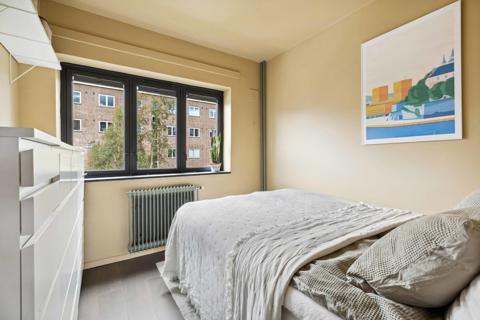 Stort og luftig soverom med god plass til dobbeltseng og øvrig møblement. Galleribilde