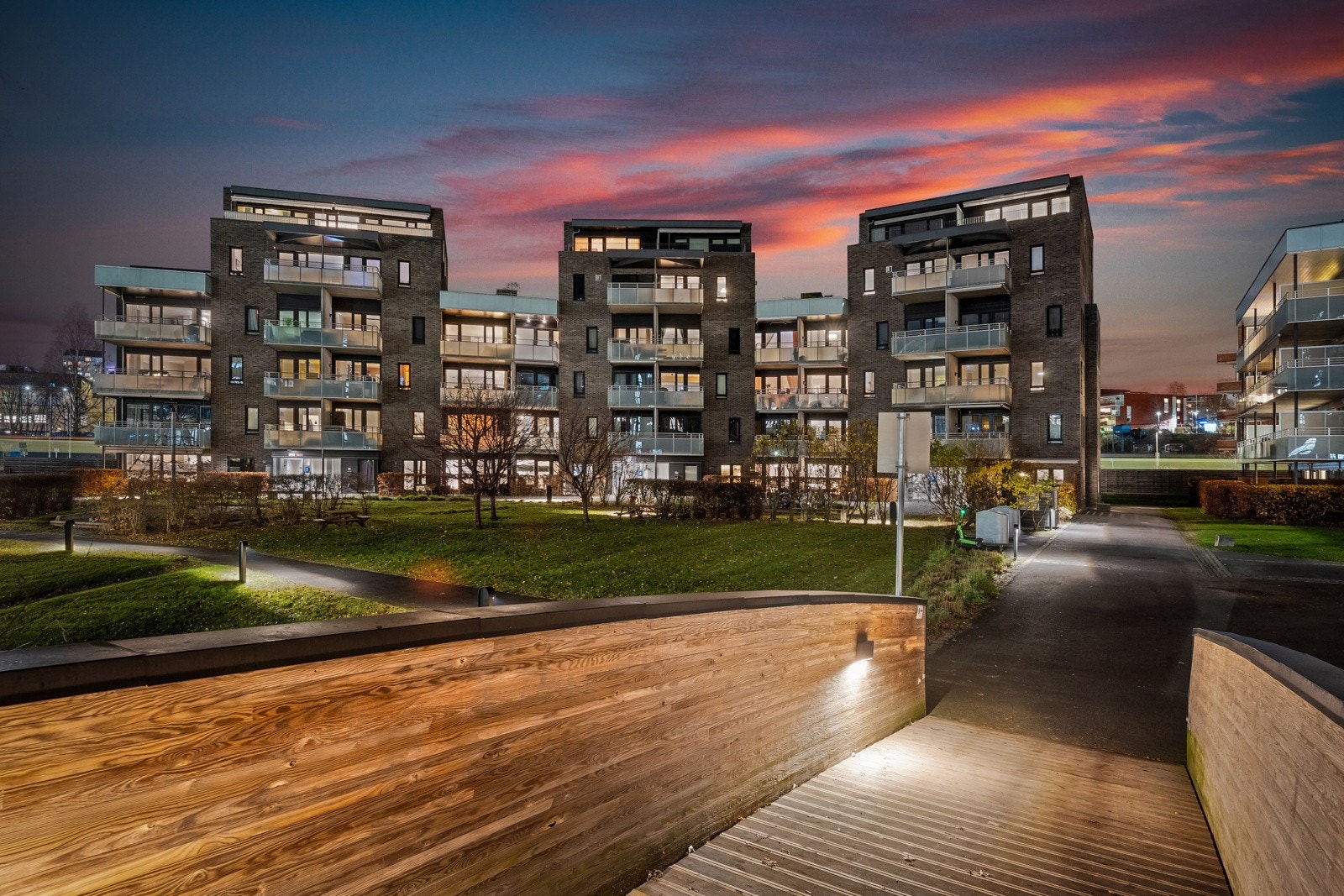 Frodige og pent opparbeidede fellesarealer. Galleribilde