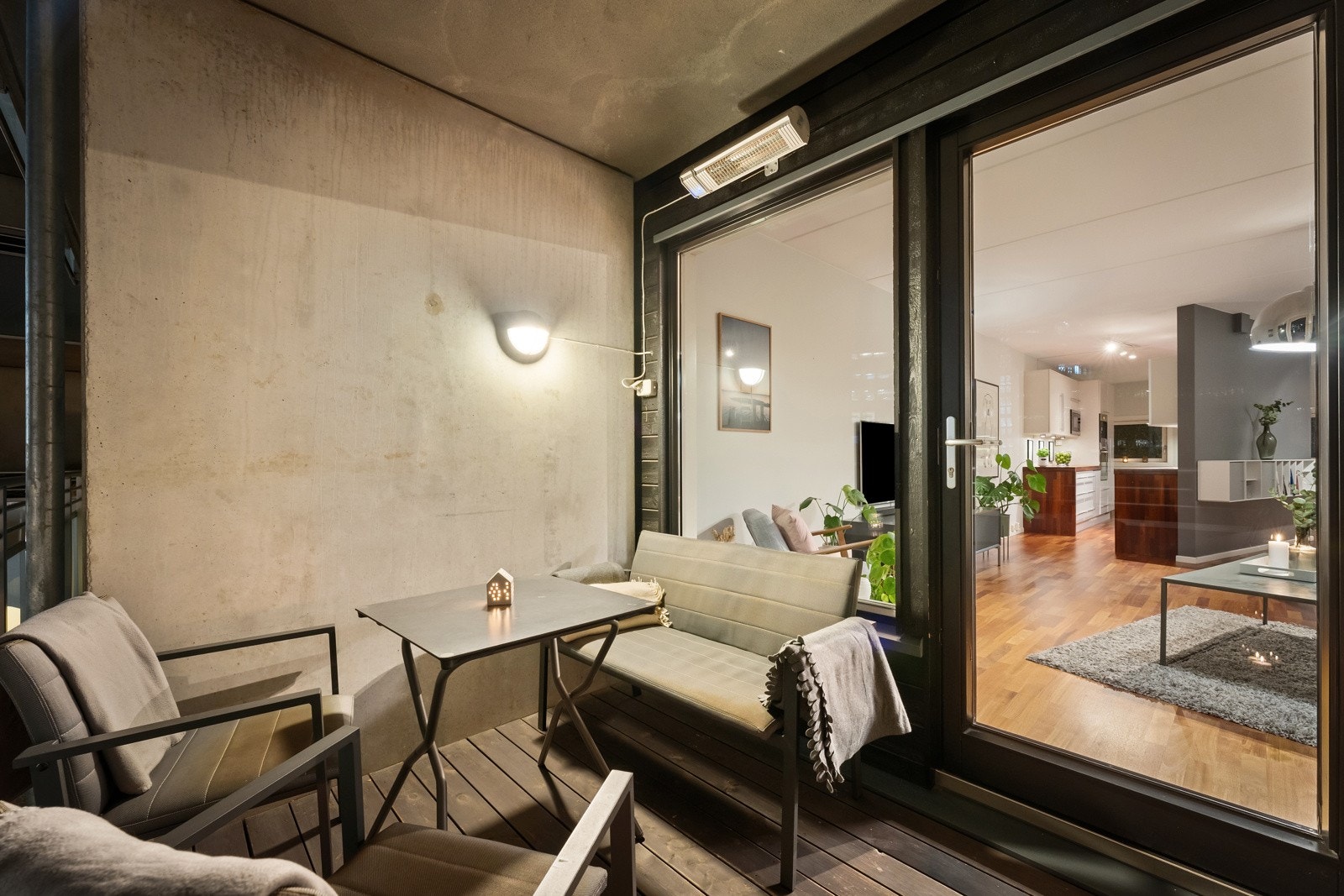 Varmelampe og belysning montert. Nyere impregnert platting. Galleribilde