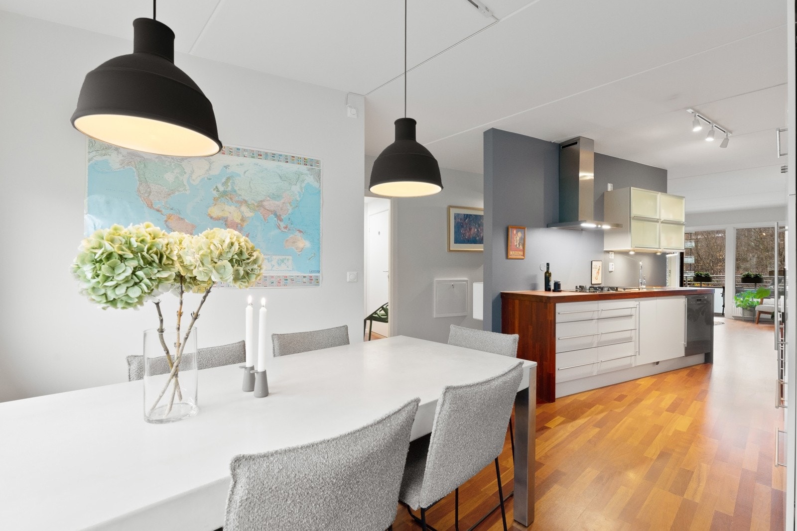 Gjennomgående bruk av samme parkett som skaper et godt helhetsinntrykk. Galleribilde