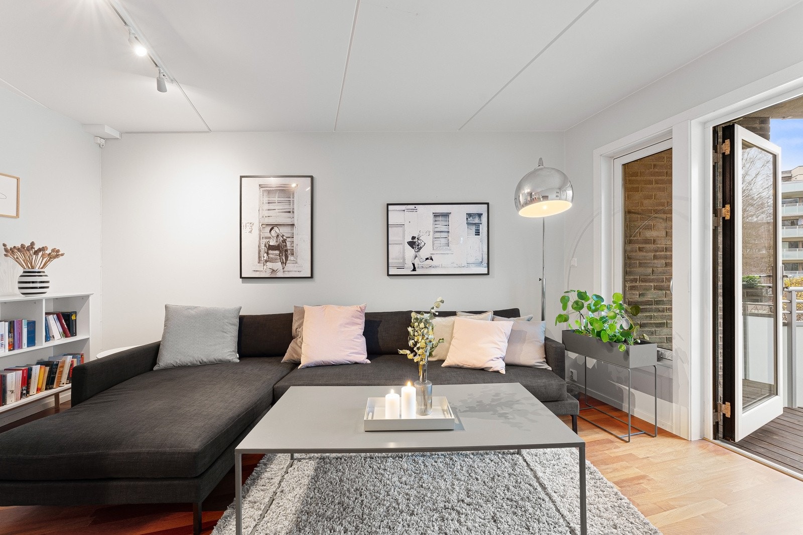 Det er god plass i stuen til sofagruppe med tilhørende møblement. Galleribilde