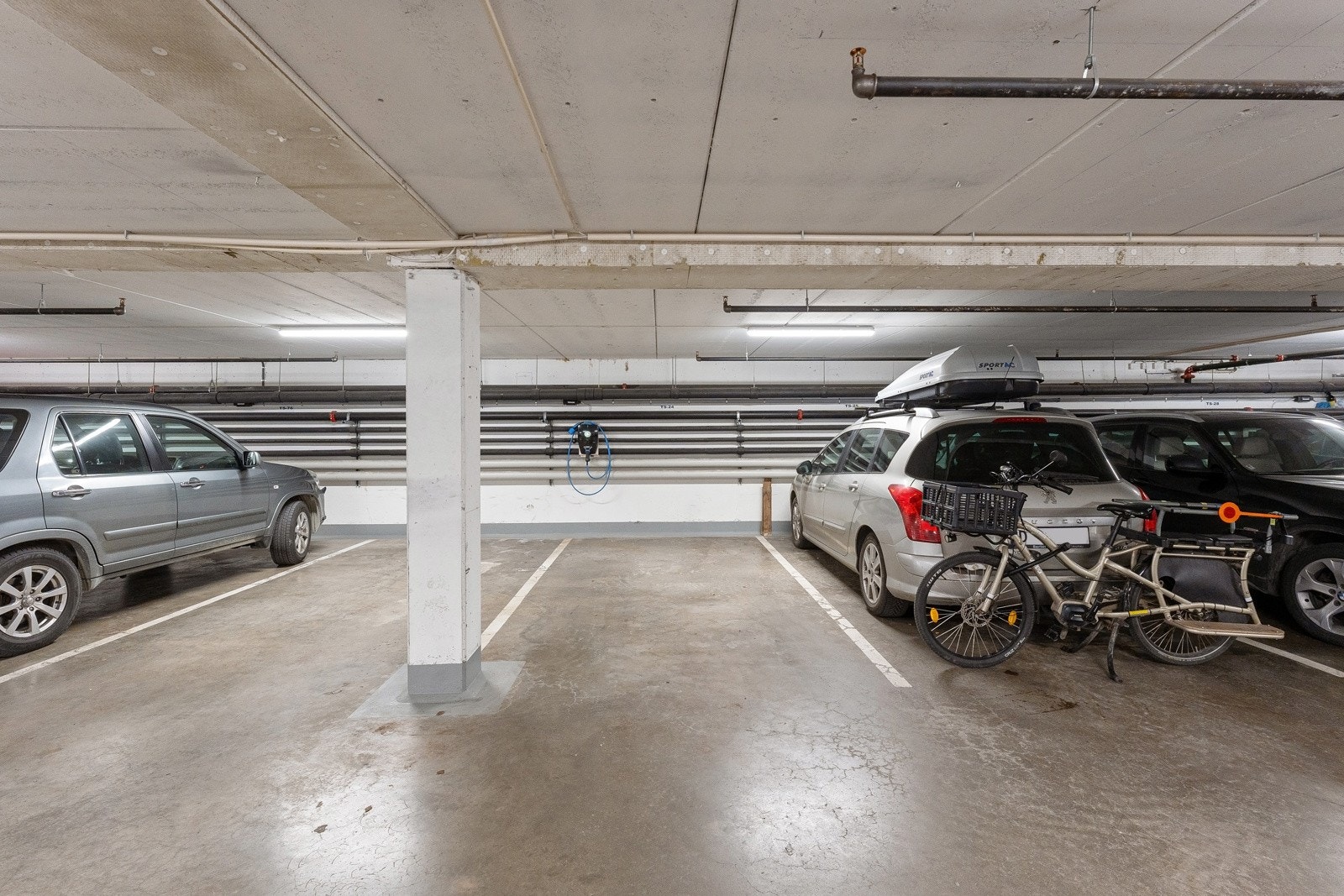 Med leiligheten følger garasjeplass med direkte heisadkomst fra leiligheten. Galleribilde