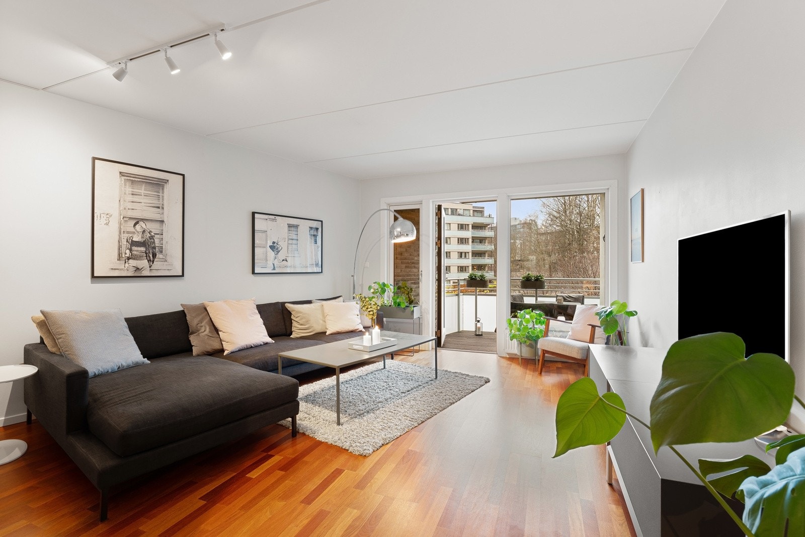 Leiligheten har moderne, store vindusflater som slipper godt med naturlig lys inn. Galleribilde