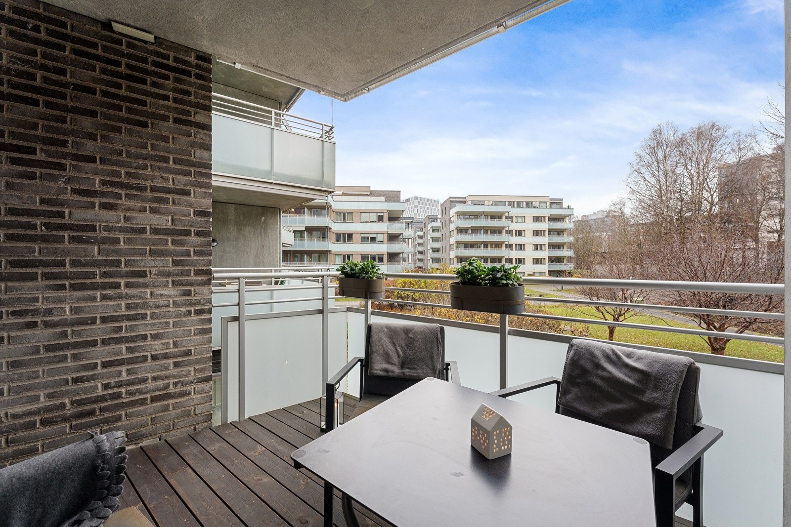 Fra stuen er det utgang til stor overbygget balkong på ca. 8 kvm. Galleribilde