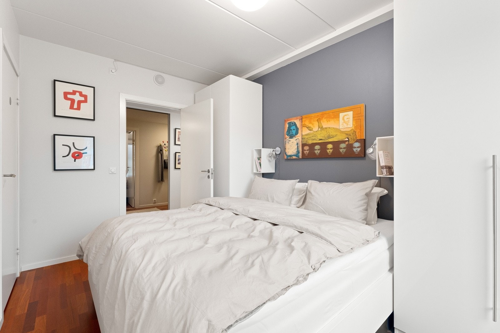 Hovedsoverommet har gode oppbevaringsmuligheter i garderobeskap. Galleribilde