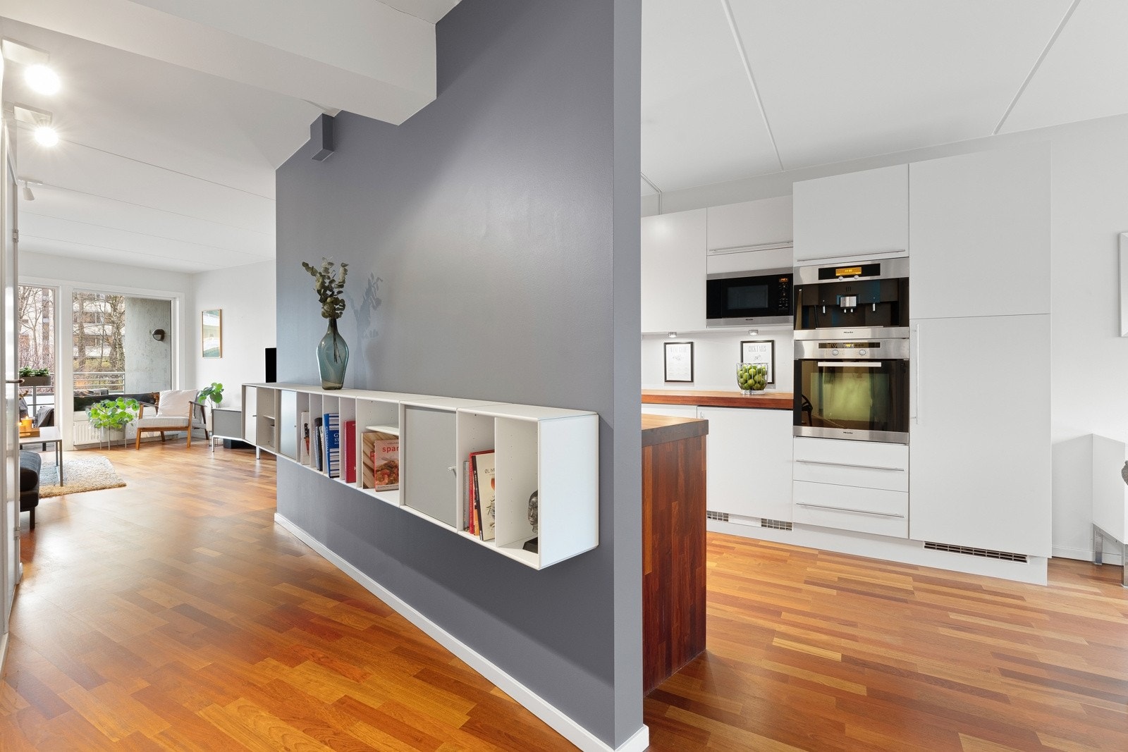 Boligen har praktisk innvendig bod i tilknytning til mellomgangen. Galleribilde