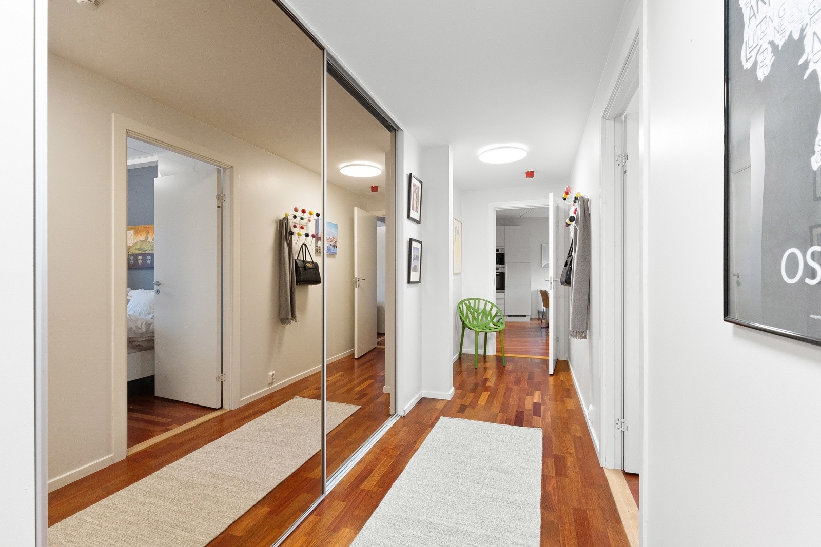 Boligen har en stor og luftig gang med svært gode oppbevaringsmuligheter i garderobeksapsrekke. Galleribilde