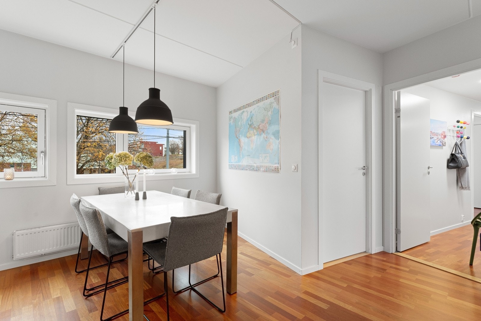 Vindusrekken og den gode takhøyden skaper en lys og lun atmosfære. Galleribilde