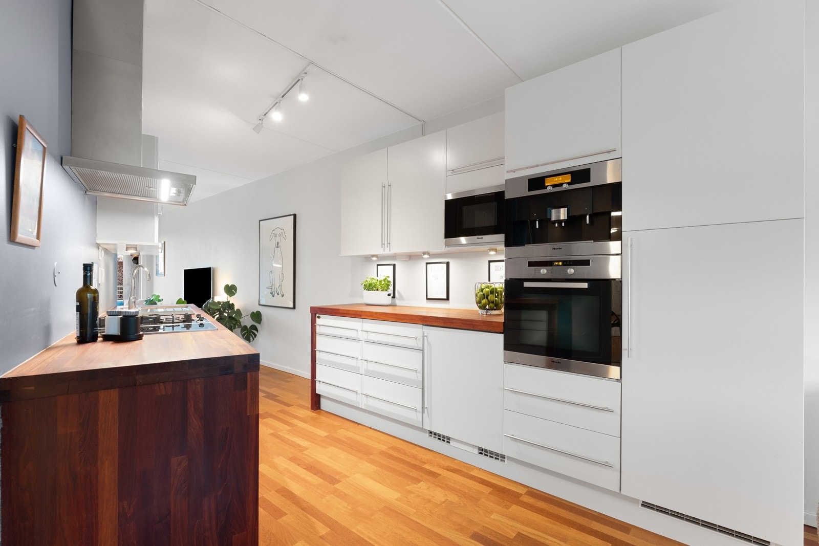 Lekkert og påkostet kjøkken fra Kvalsvik med heltre benkeplate og slette fronter. Galleribilde