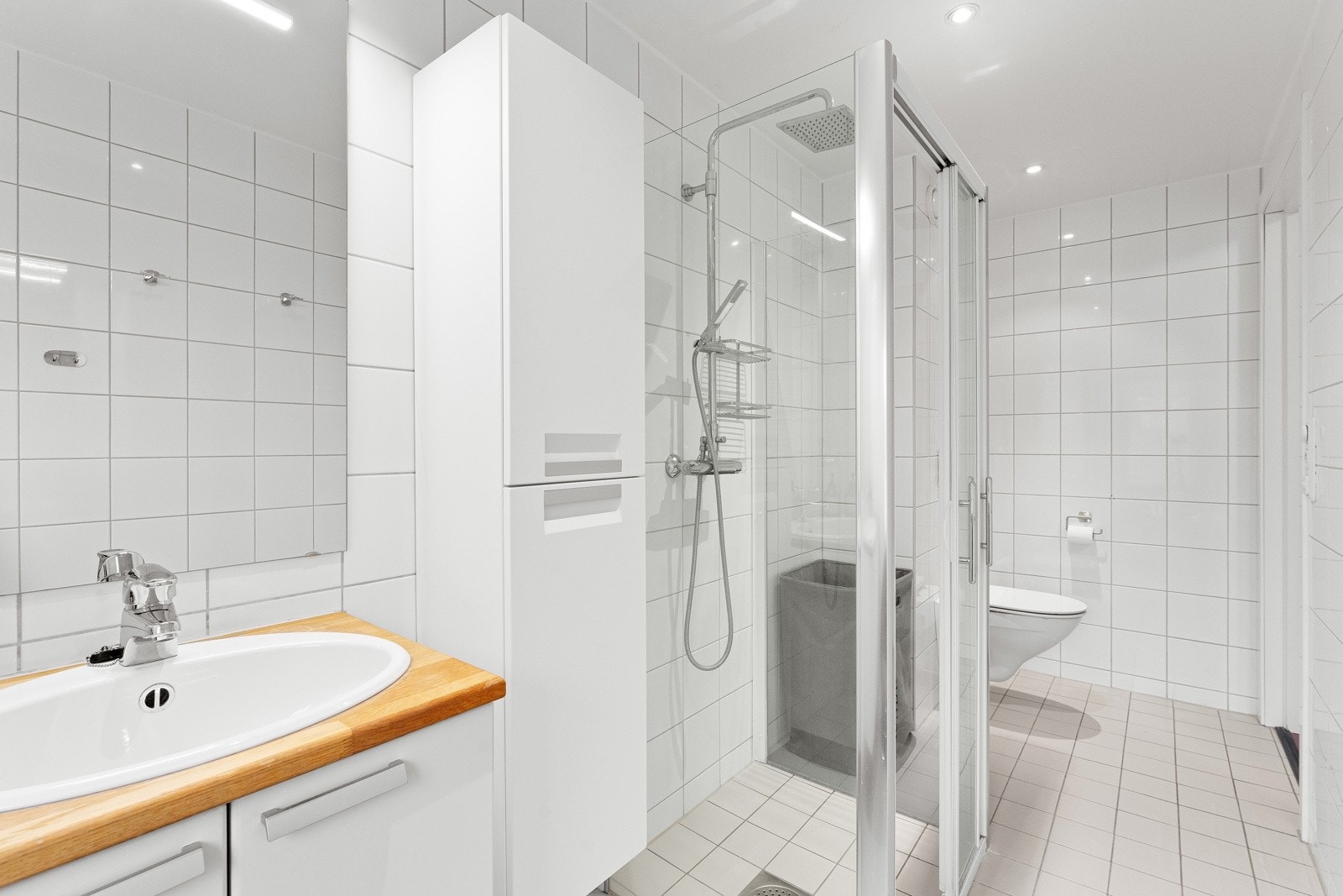 Badet er av god størrelse med gode oppbevaringsmuligheter. Galleribilde