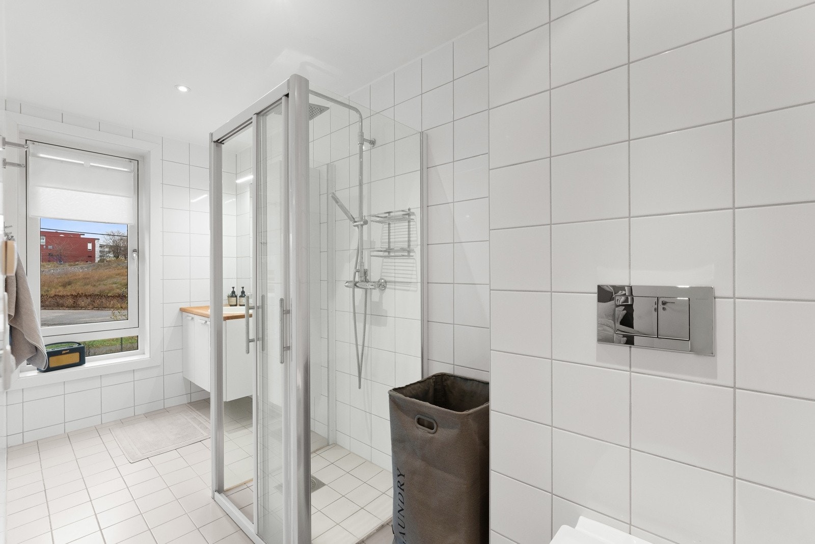 Direkte adkomst fra hovedsoverom til et av boligens to bad. Galleribilde