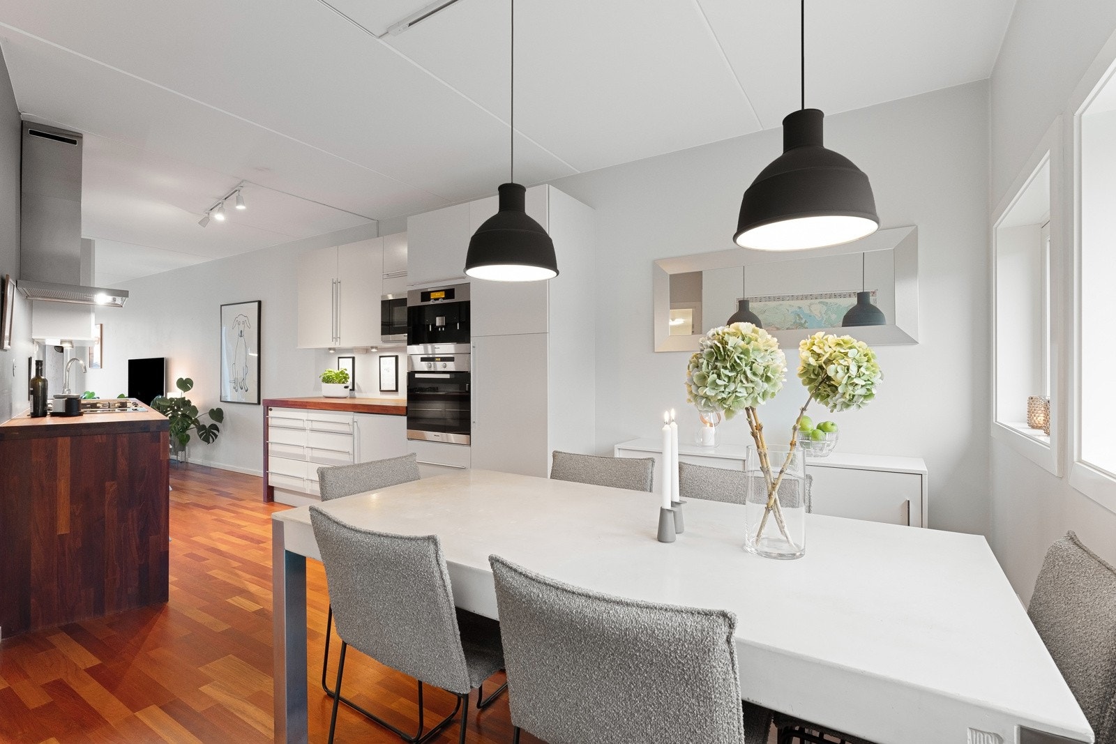 God plass til stor spisebordsgruppe. Galleribilde