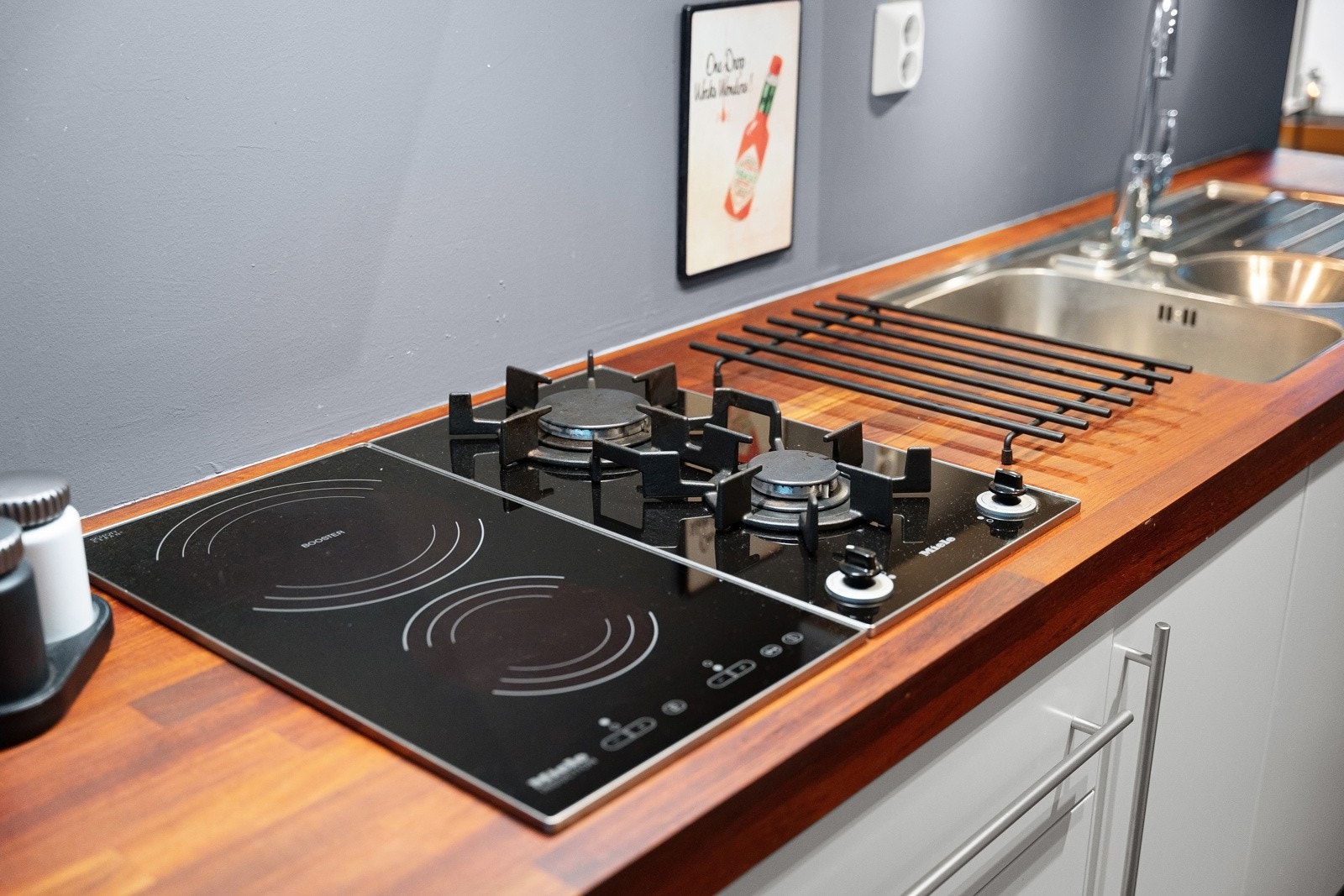 Platetopp med induksjonsstopp med to soner og to gassbluss Galleribilde