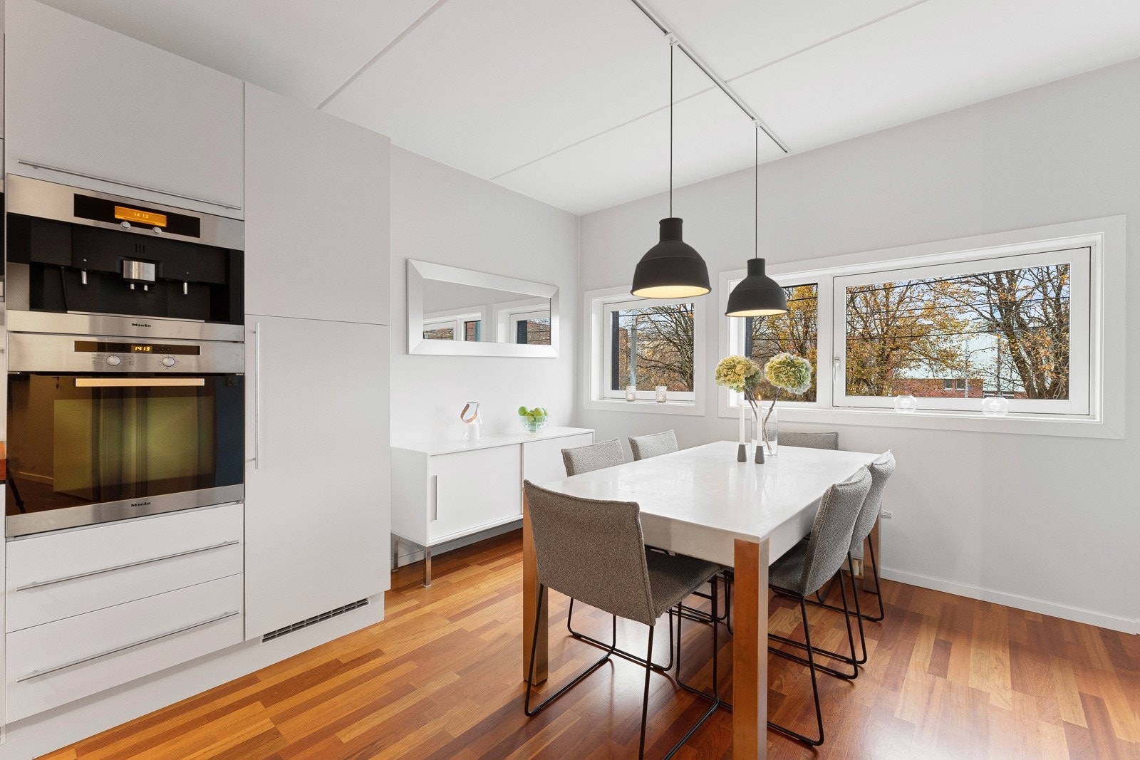 Som en forlengelse av kjøkkene er en hyggelig spisesone. Galleribilde