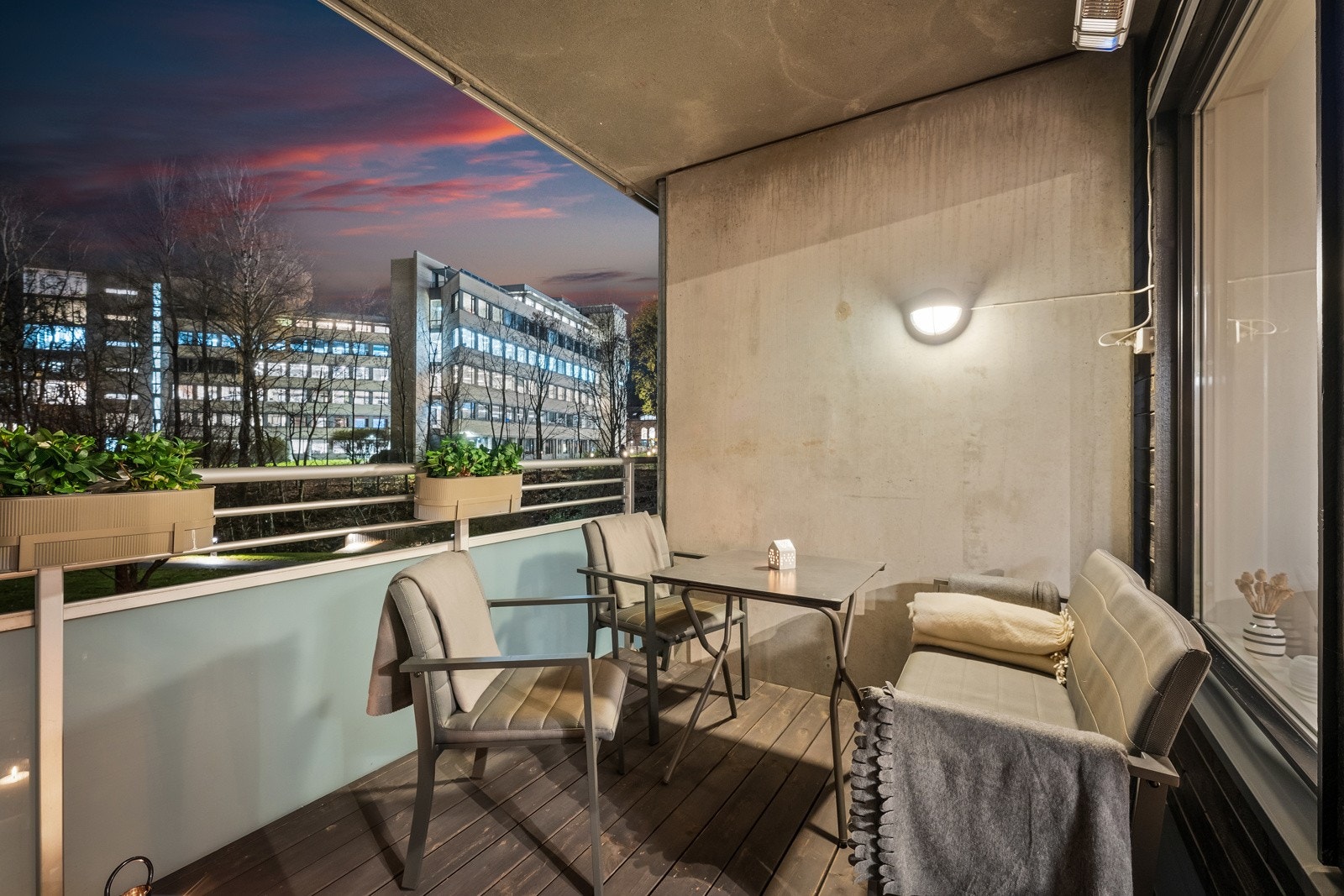 Balkongen er sydvendt med gode solforhold og vender mot stille indre gårdsrom. Galleribilde