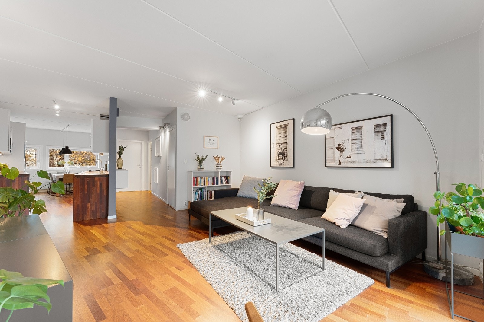 Leiligheten har en god og praktisk planløsning med delvis åpen stue- og kjøkkenløsning. Galleribilde