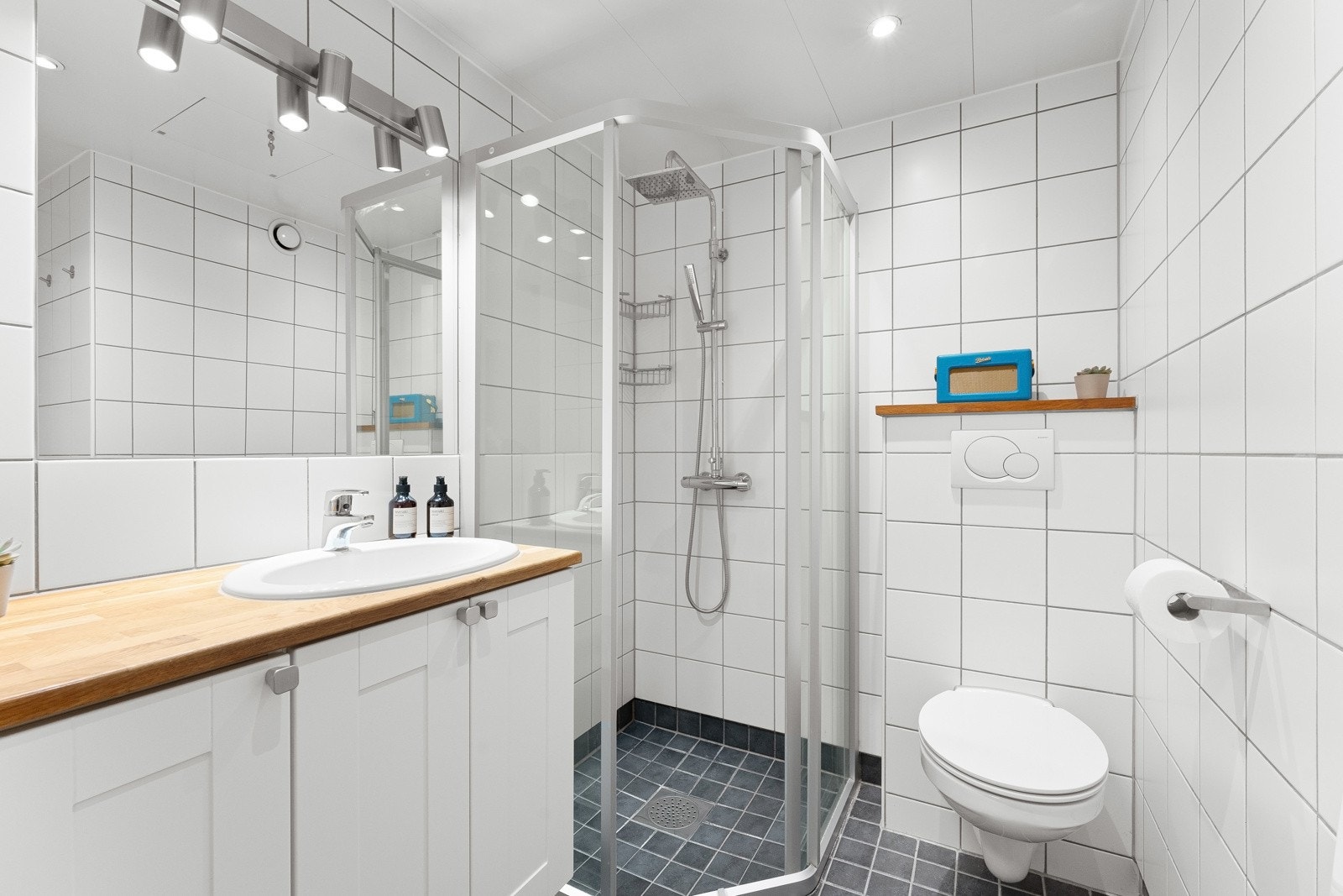 Boligens andre bad er også flislagt med varmekabler i gulv og av god størrelse. Galleribilde