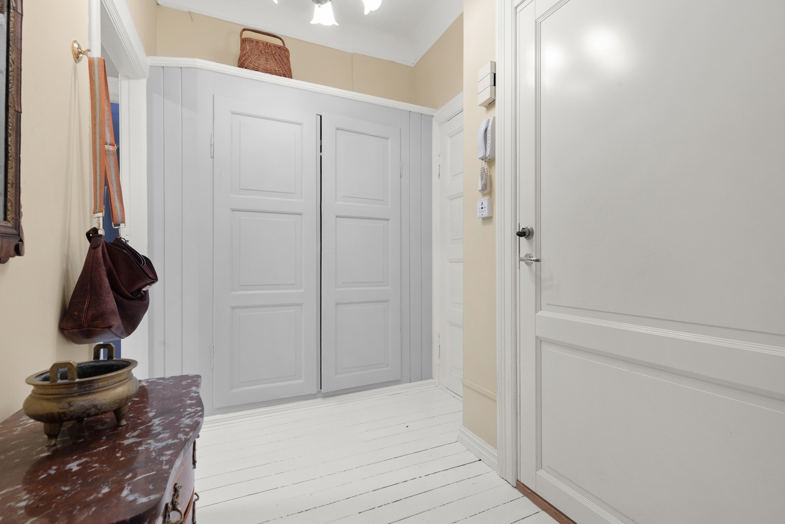 Velkommen inn! En plassbygd garderobe med god plass til oppbevaring av sko og yttertøy, og sørger for en ryddig entré. Galleribilde