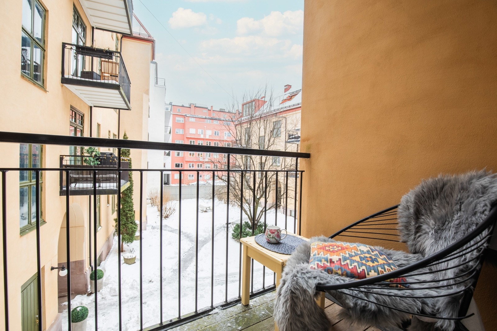 Vestvendt balkong i stål- og trekonstruksjon med adkomst fra soverom. Terrassebord på bjelkelag og rekkverk i sortlakkert stål. Galleribilde