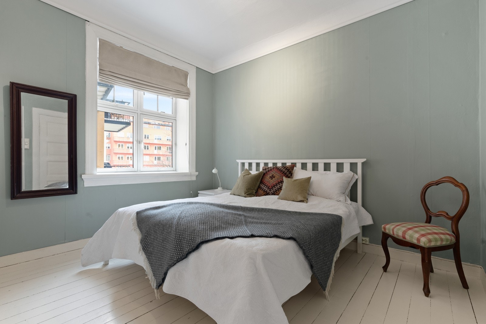 Begge soverommene er av god størrelse og vender ut mot den skjermede bakgården. Galleribilde