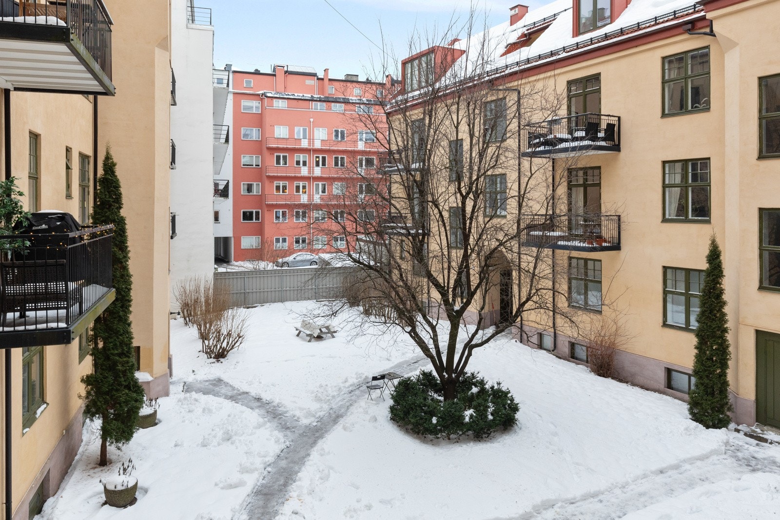 En klassisk 3(4)-roms bygårdsleilighet, beliggende i en attraktiv bygård i senjugendstil tegnet av den anerkjente arkitekten Harald Aars. Galleribilde