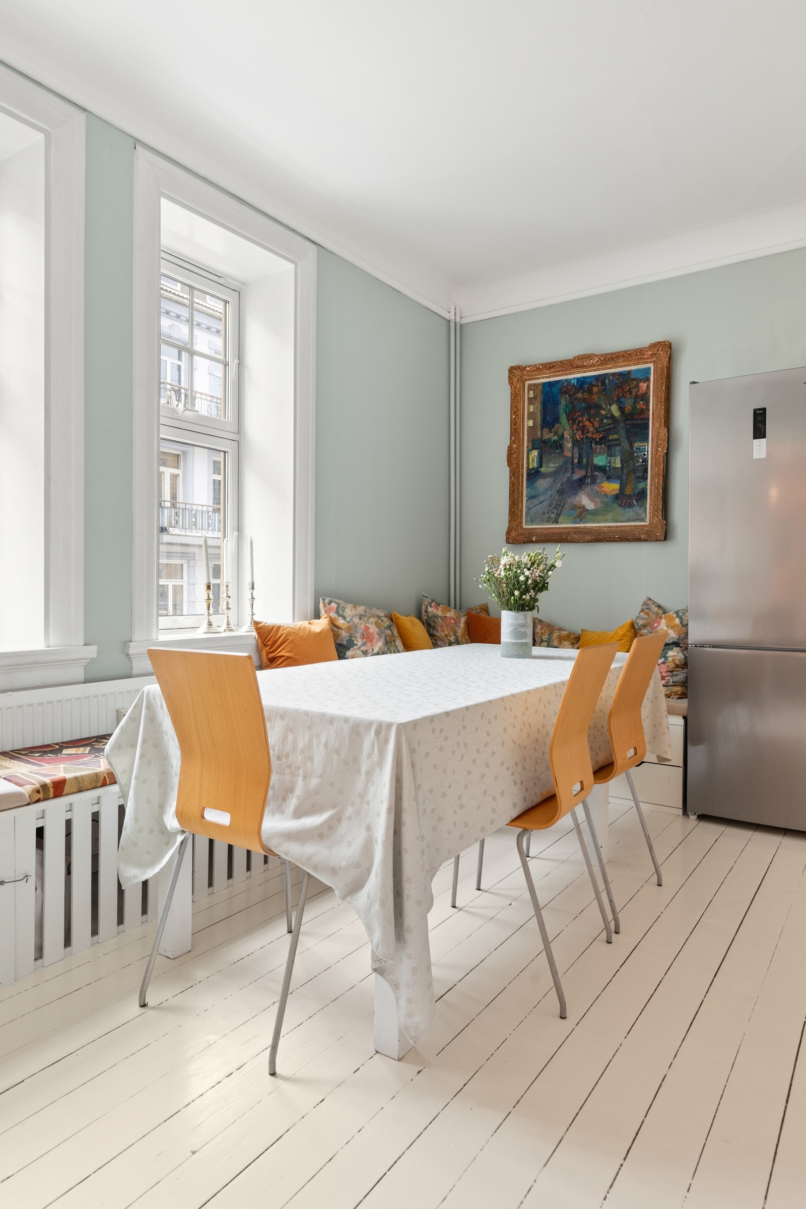 Kjøkkenet har plass til en stor spisestue og er ideelt for sosiale sammenkomster. Galleribilde
