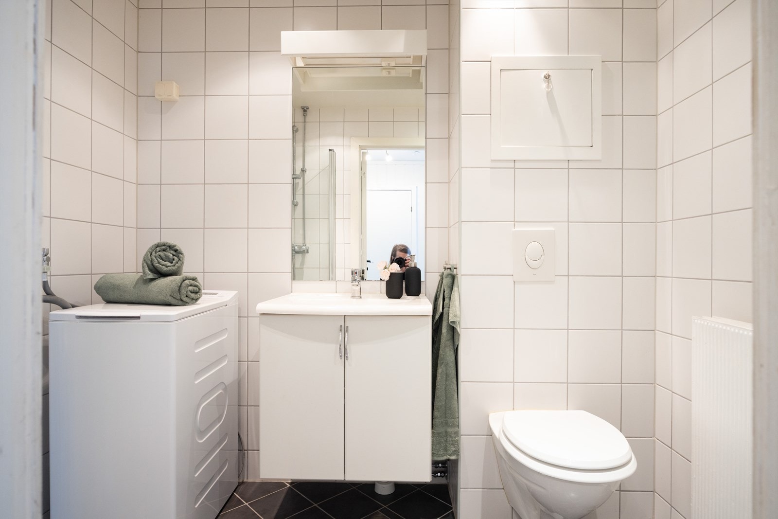 Pent og romslig baderom med innfelt downlights i himling og elektrisk gulvvarme. Galleribilde