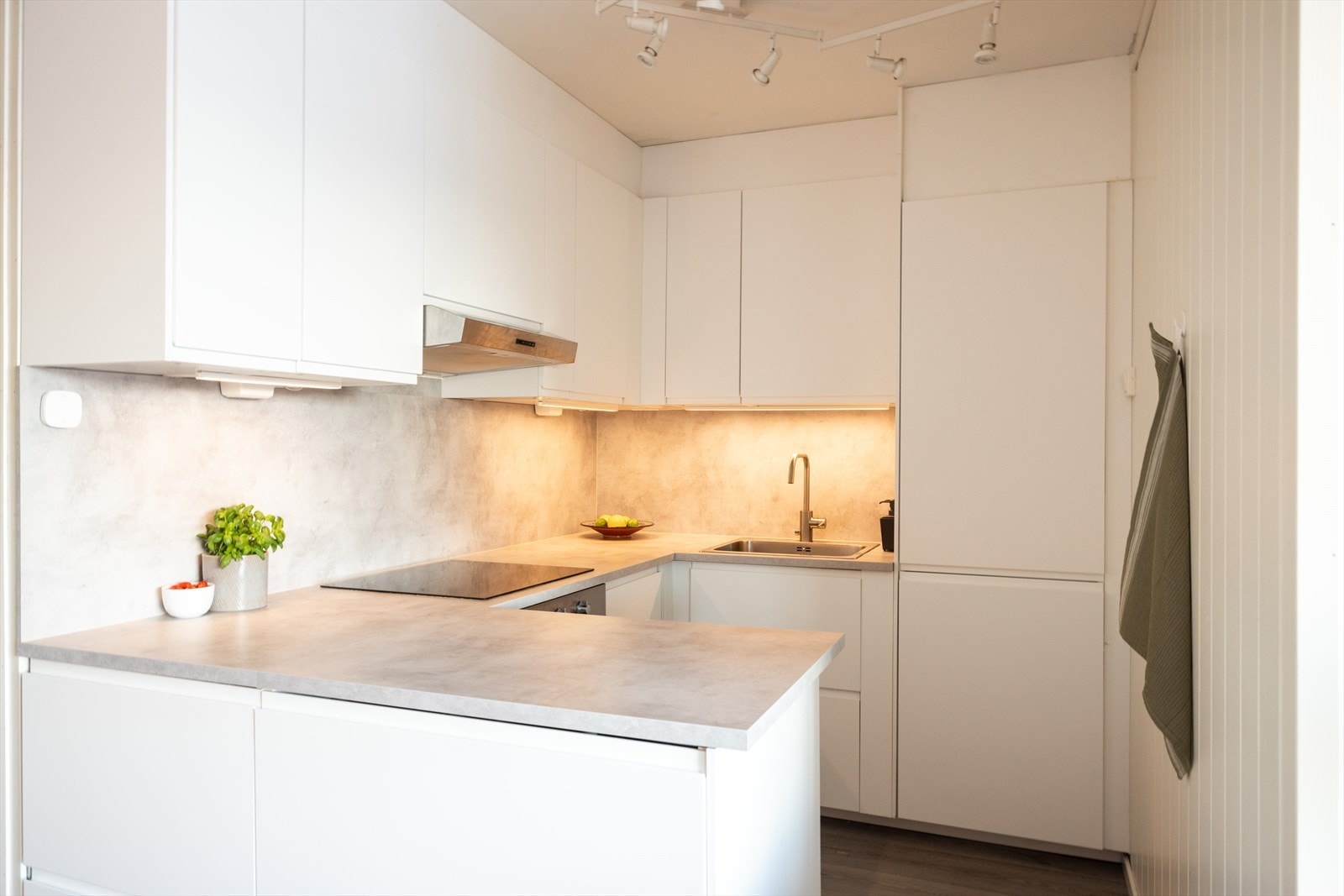 Innbydende og stilrent kjøkken fra Ikea (2023) med kjøkkeninnredningen bestående av glatte fronter og benkeplate av laminat med nedfelt vaskekum. Galleribilde