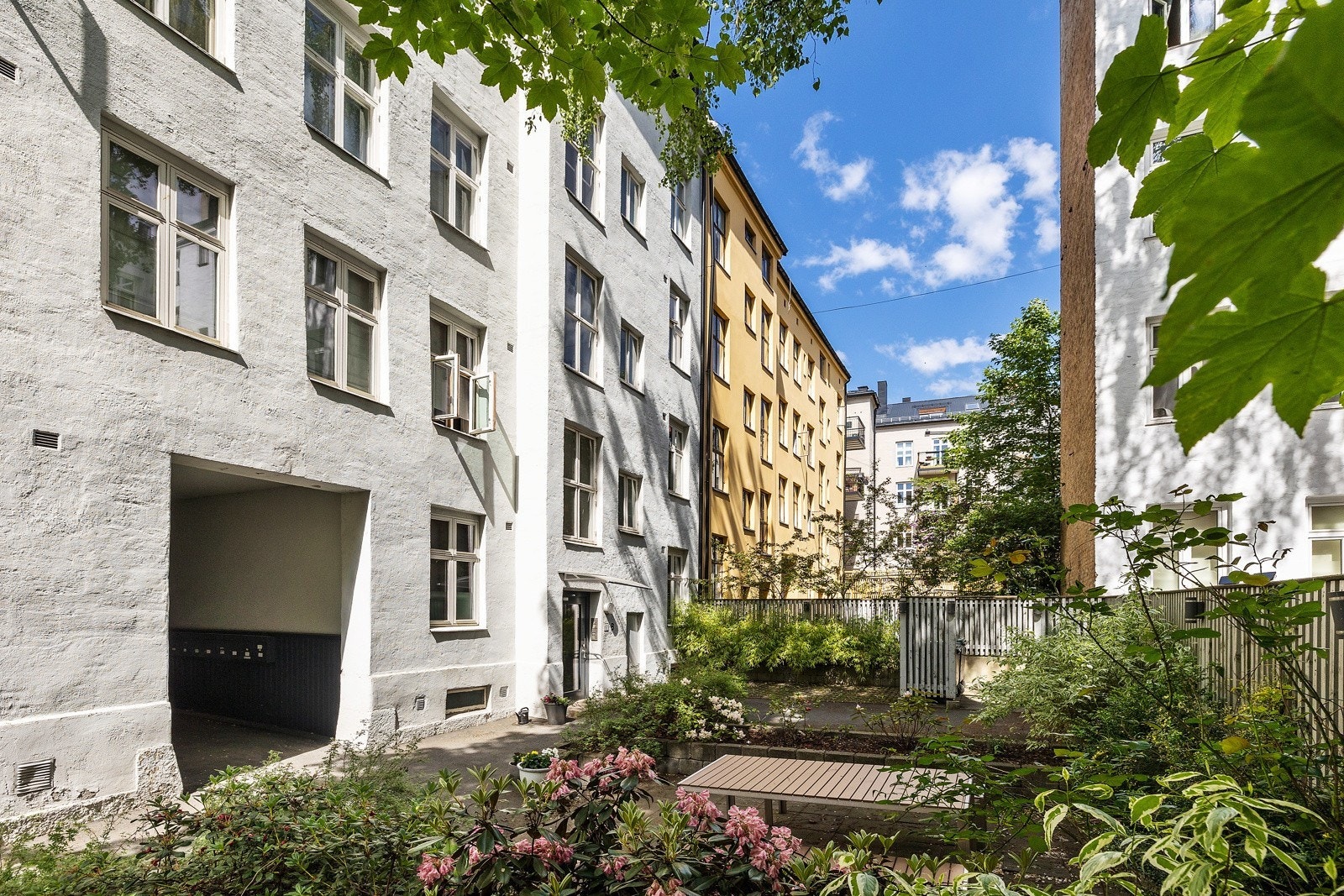 Hyggelig og pent opparbeidet bakgård. Galleribilde