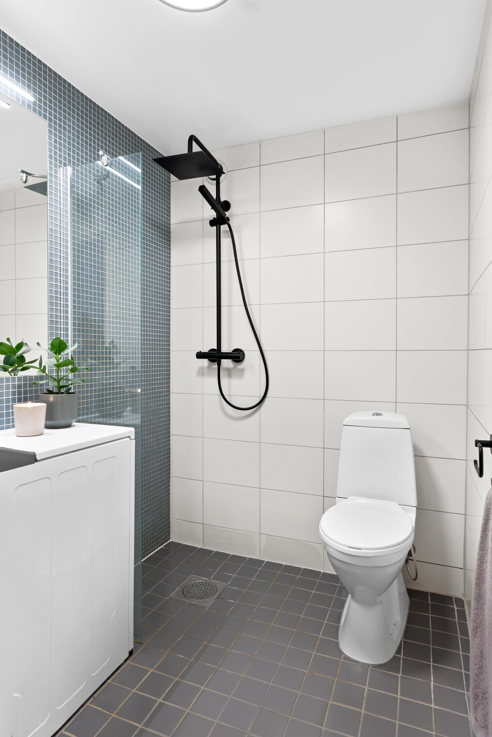 Pent, flislagt bad. Galleribilde