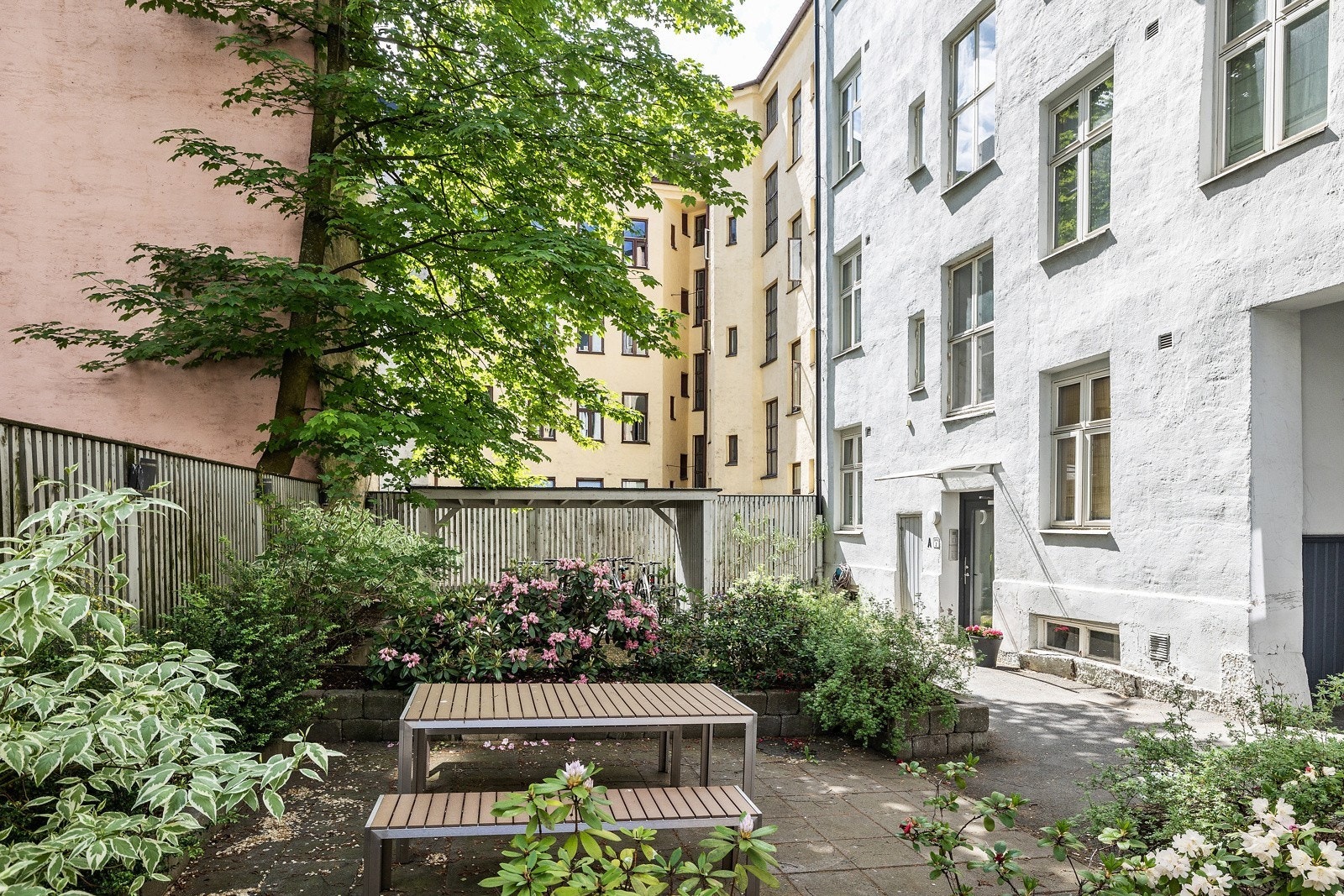 Felles sittegruppe i bakgård. Galleribilde